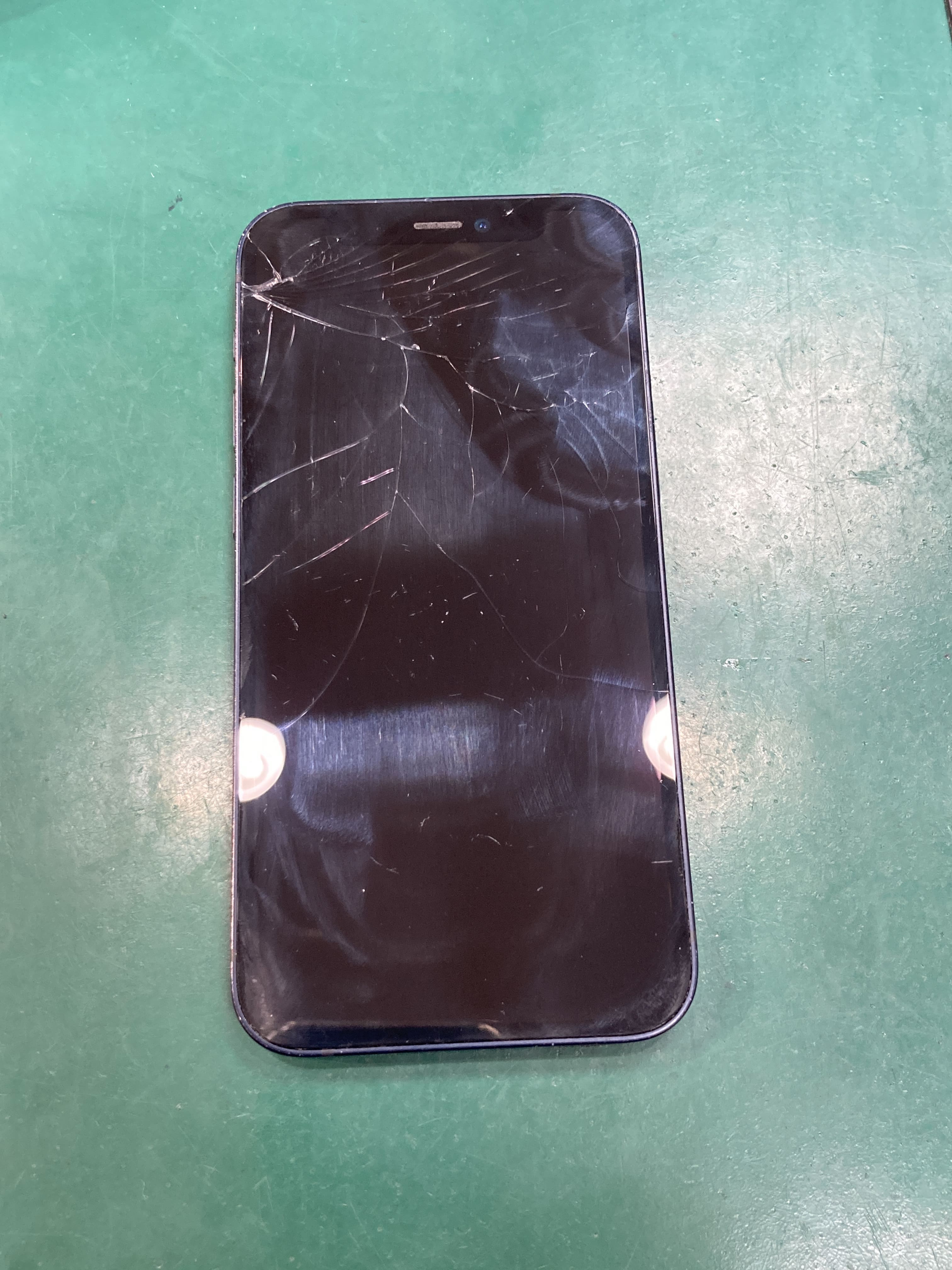 iPhone12mini 落として音はなるのに画面がつかない‼︎