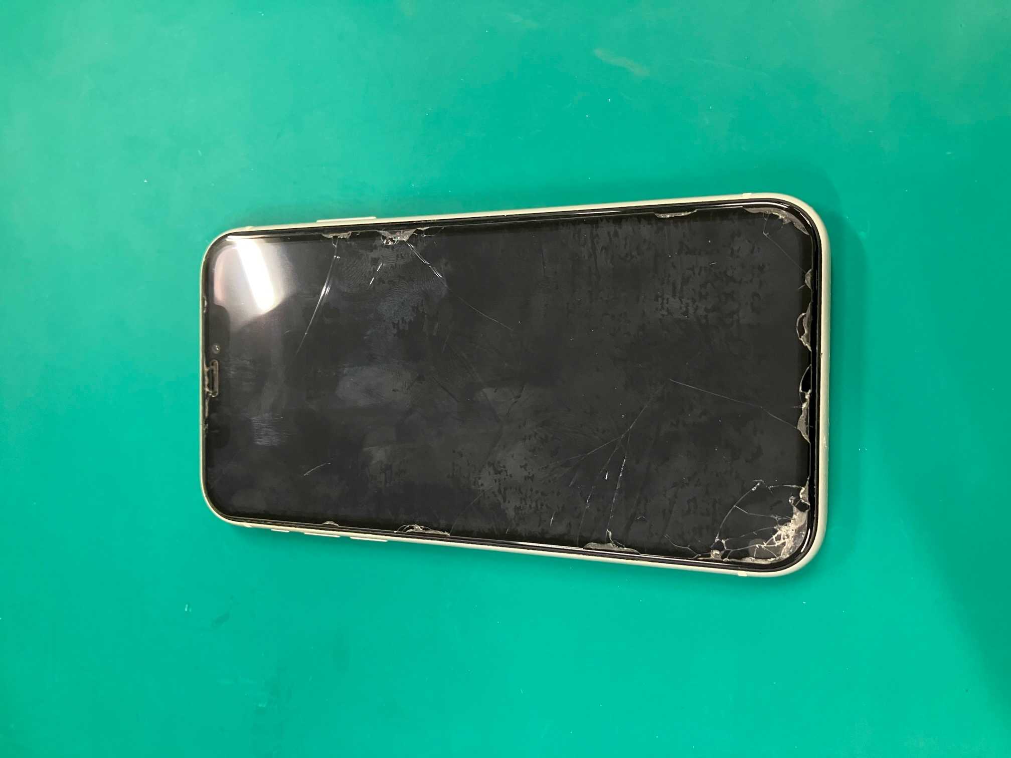画面操作が全く効かなくなったiPhone11の画面交換修理を行いました。