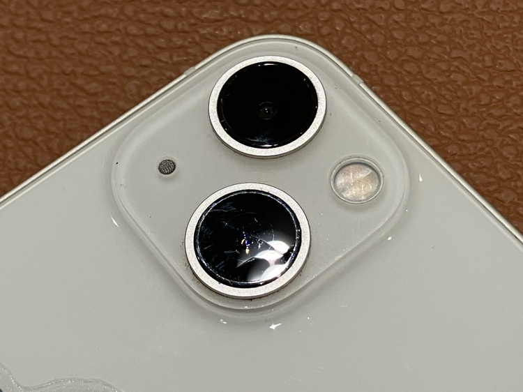 カメラレンズにヒビが入ってしまったiPhone13（アイフォン）の修理を承りました