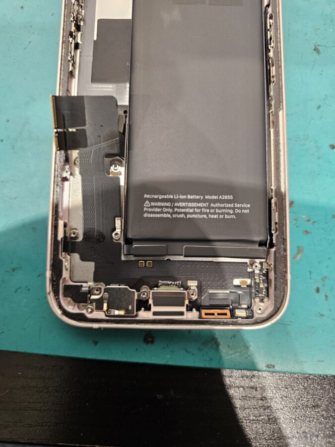 iPhone13(アイフォン13)の充電不良は、データそのまま!修理対応の【スマホ修理工房北千住マルイ店】へ