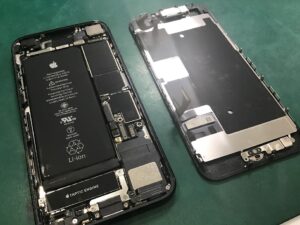 iPhoneSE２の画面交換ならデータをそのまま・最短即日修理のスマホ修理工房西八王子店にご相談ください！