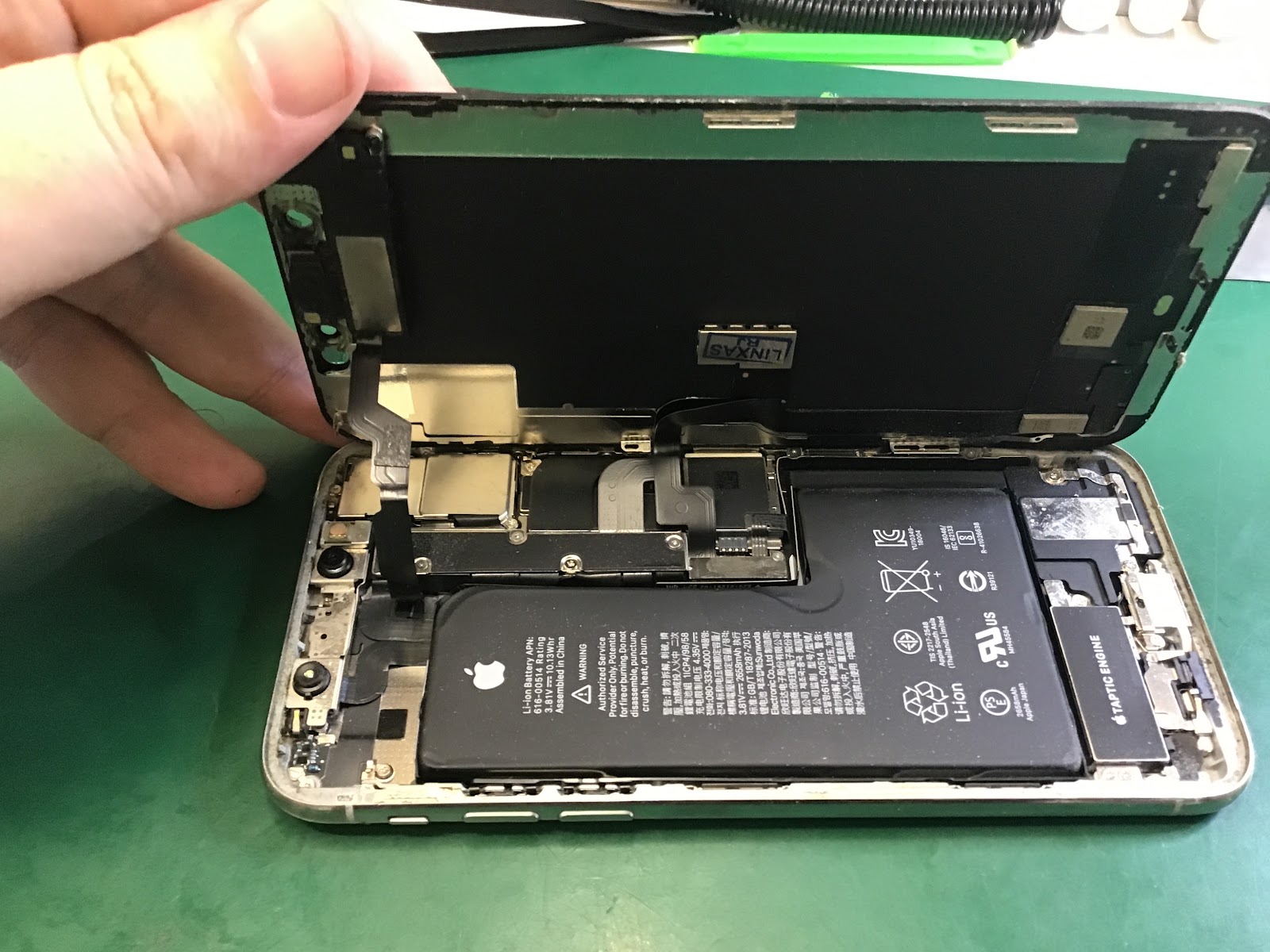 iPhoneXS バッテリー修理　データをそのまま・最短即日修理のスマホ修理工房八王子オクトーレ店にご相談ください！