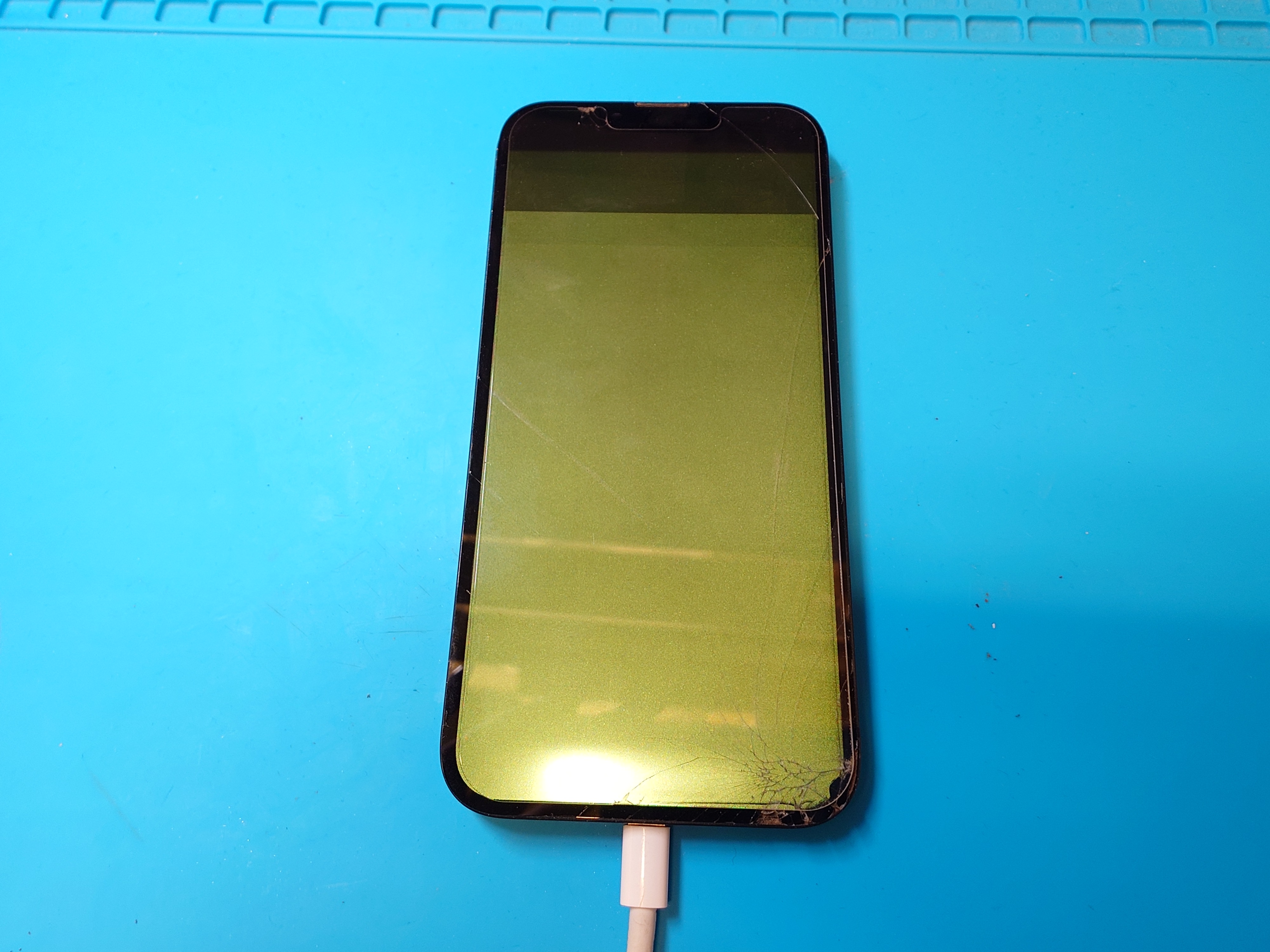 iPhone13(アイフォン13)液晶破損⁉緑になって使えない！画面交換で解決！【スマホ修理工房札幌店】