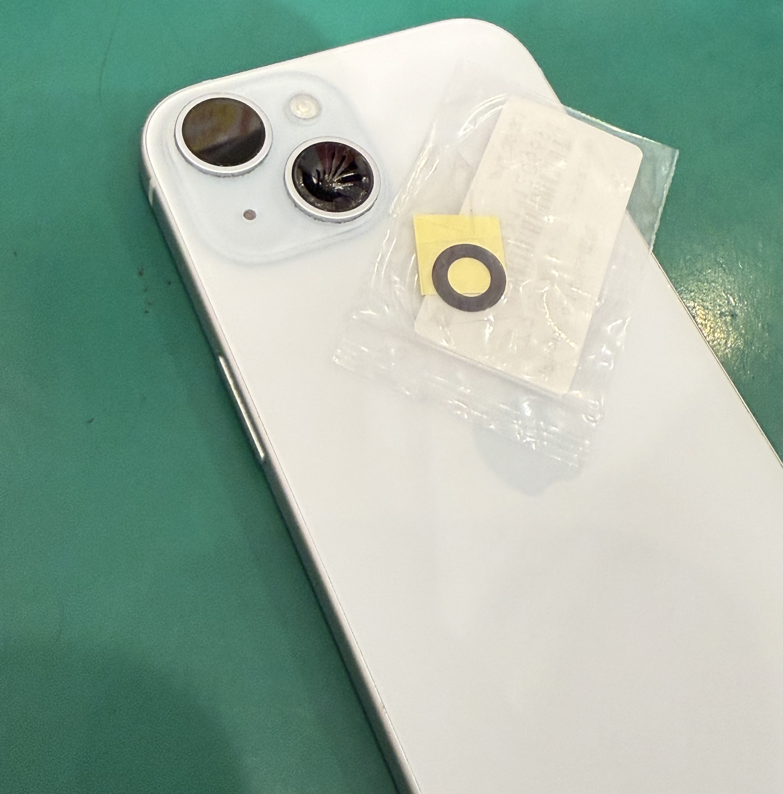 【スマホ修理工房新百合丘オーパ店】iPhone(アイフォン) 15 レンズ割れのアウトカメラレンズ交換修理