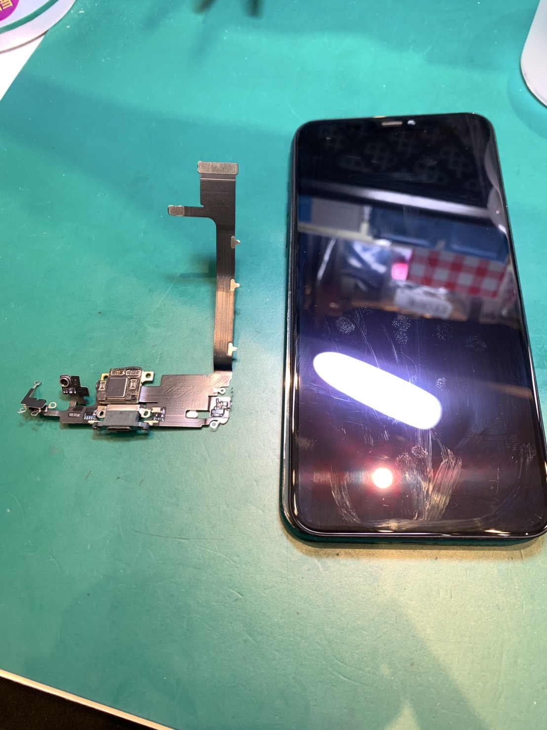 充電器を挿しこんでも反応がかなり悪い...iPhone11ProMax 充電口交換修理【スマホ修理工房荻窪タウンセブン店】