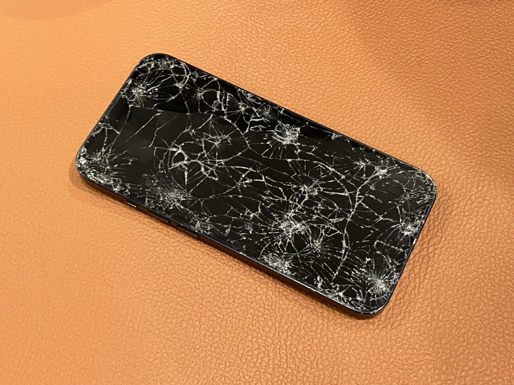 画面がバキバキに割れてしまったiPhone13の画面修理承りました！！