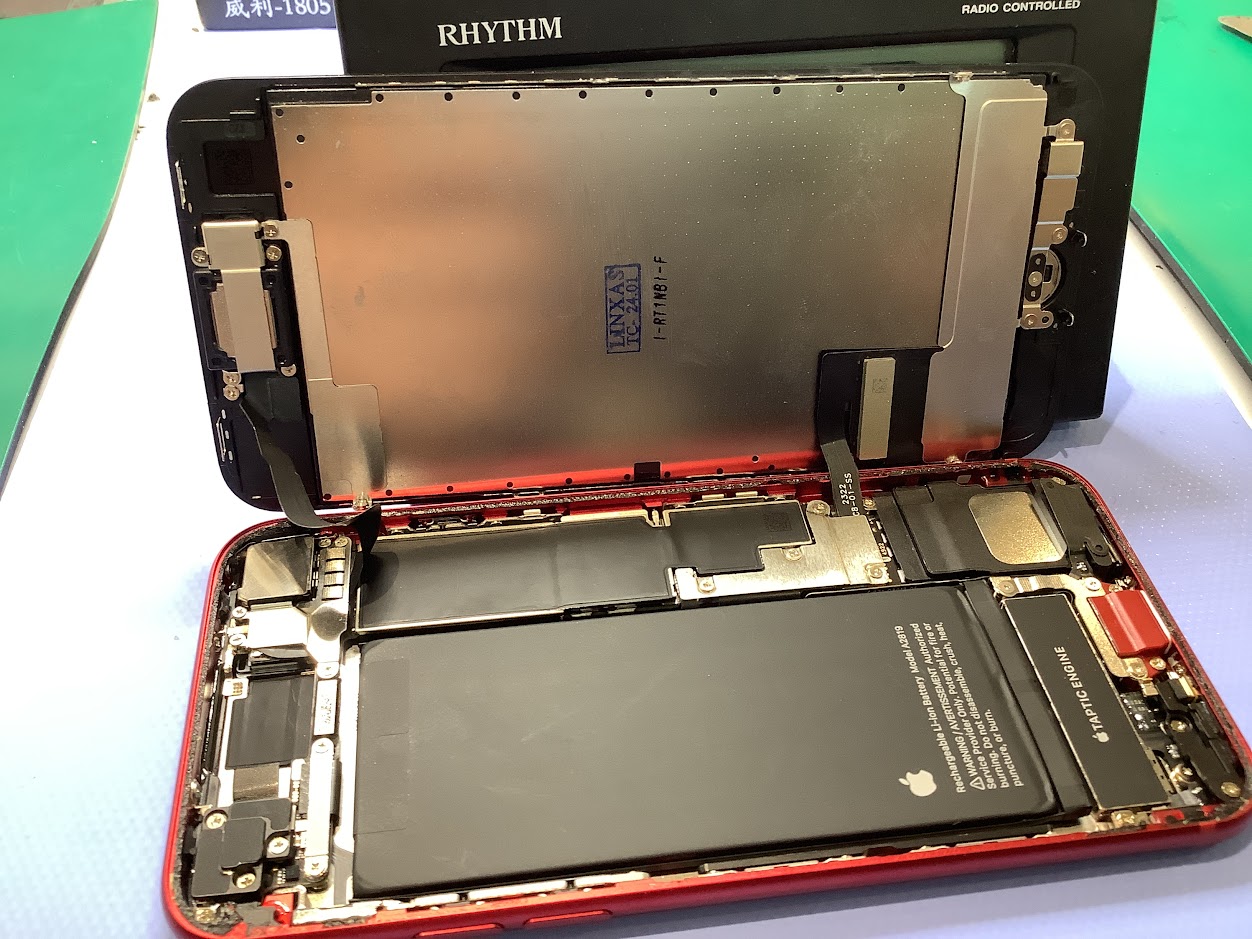 iPhoneSE3のバッテリー交換ならデータそのまま・最短即日修理のスマホ修理工房ラザウォーク甲斐双葉店へ！