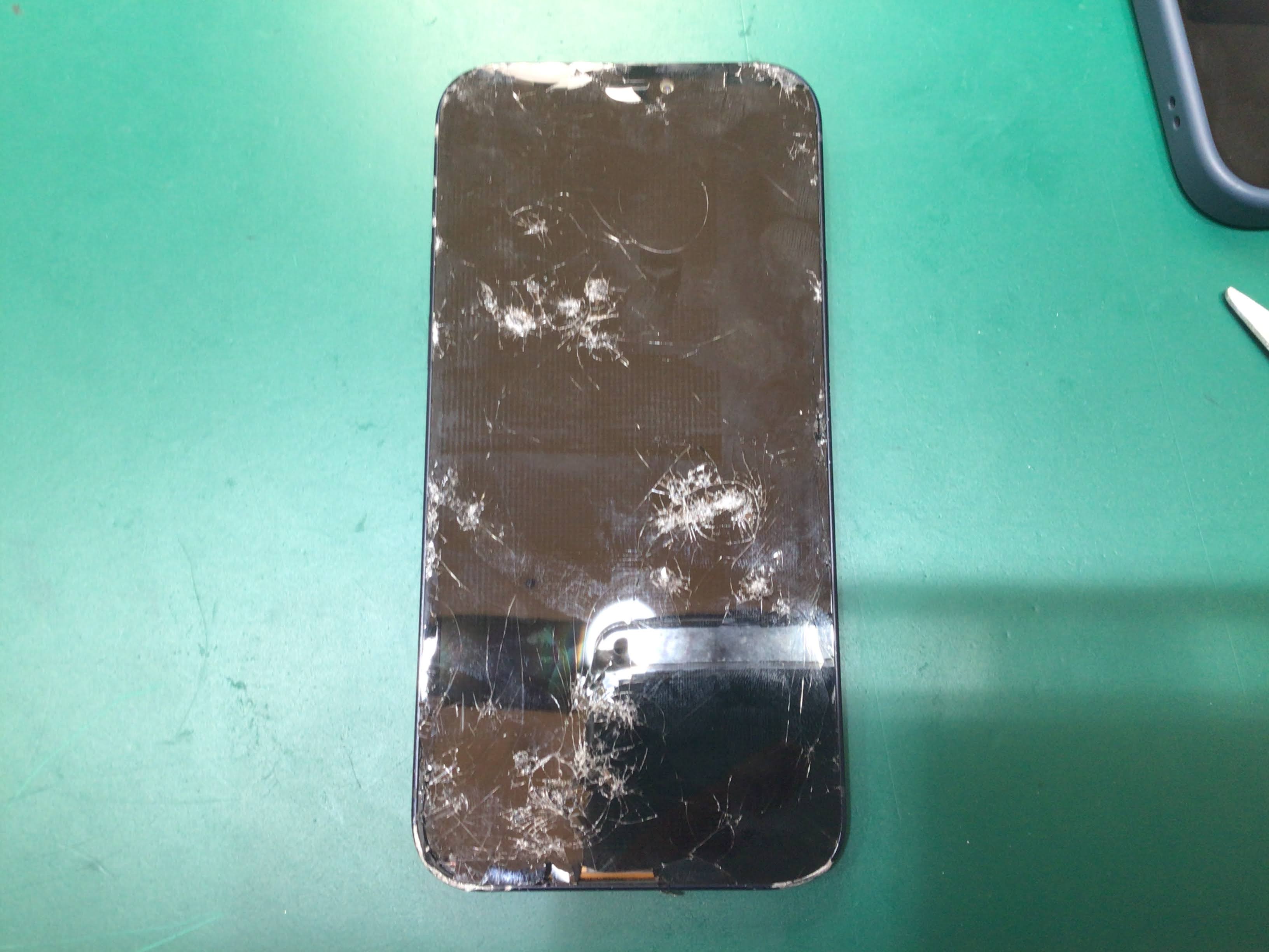 iPhone12液晶破損修理　データをそのまま・最短即日修理のスマホ修理工房イーアス高尾店にご相談下さい！