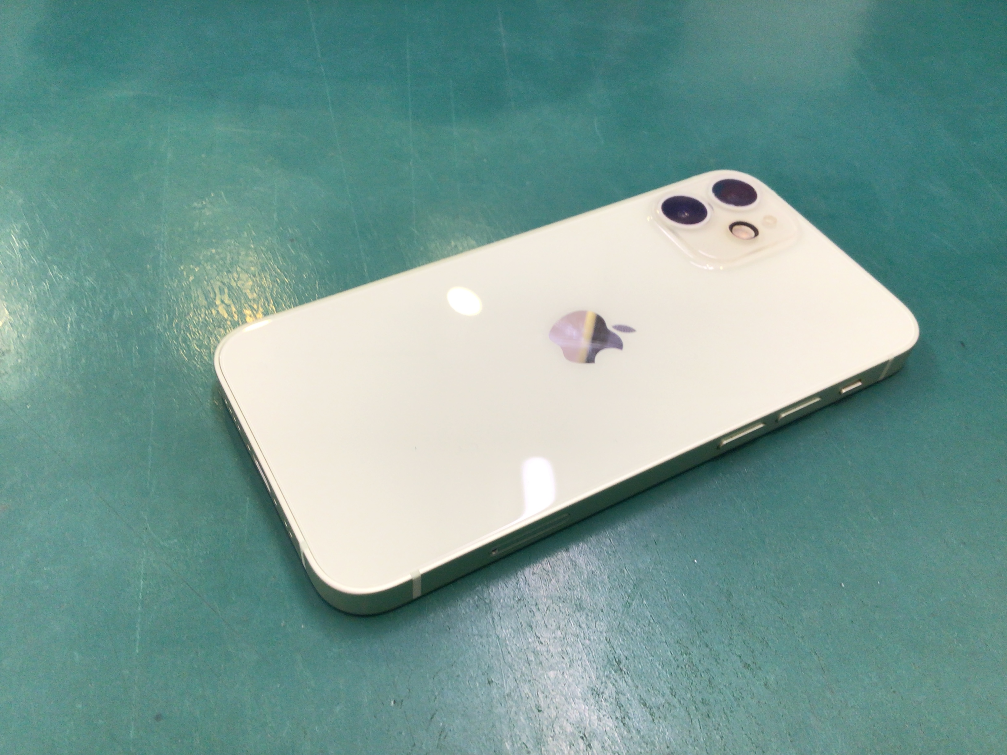 iPhone12miniのカメラレンズ交換なら最短即日修理のスマホ修理工房ラザウォーク甲斐双葉店にご相談ください！
