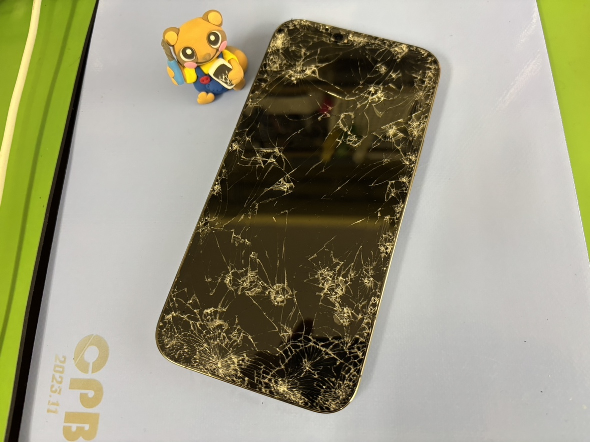 何かに轢かれて割れたiPhone13proMaxです！【中央林間店】
