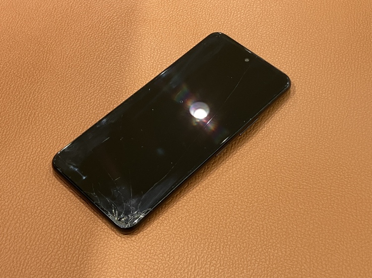 画面が割れて液晶が不具合でてしまったLibero 5G II（リベロ）の画面交換承りました！！
