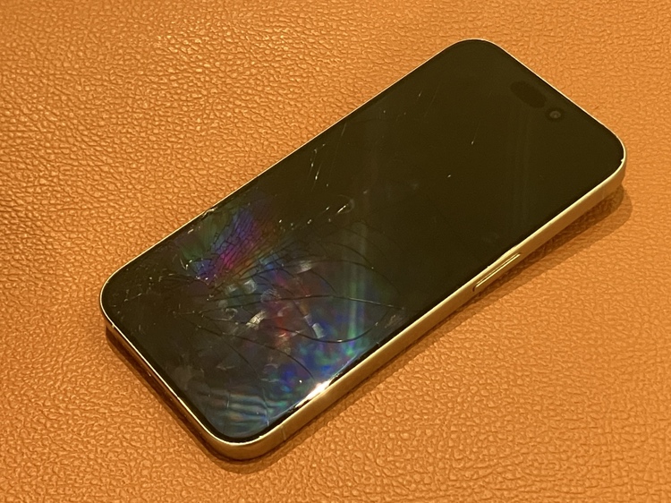 画面が割れてしまったiPhone15の画面交換承りました💪