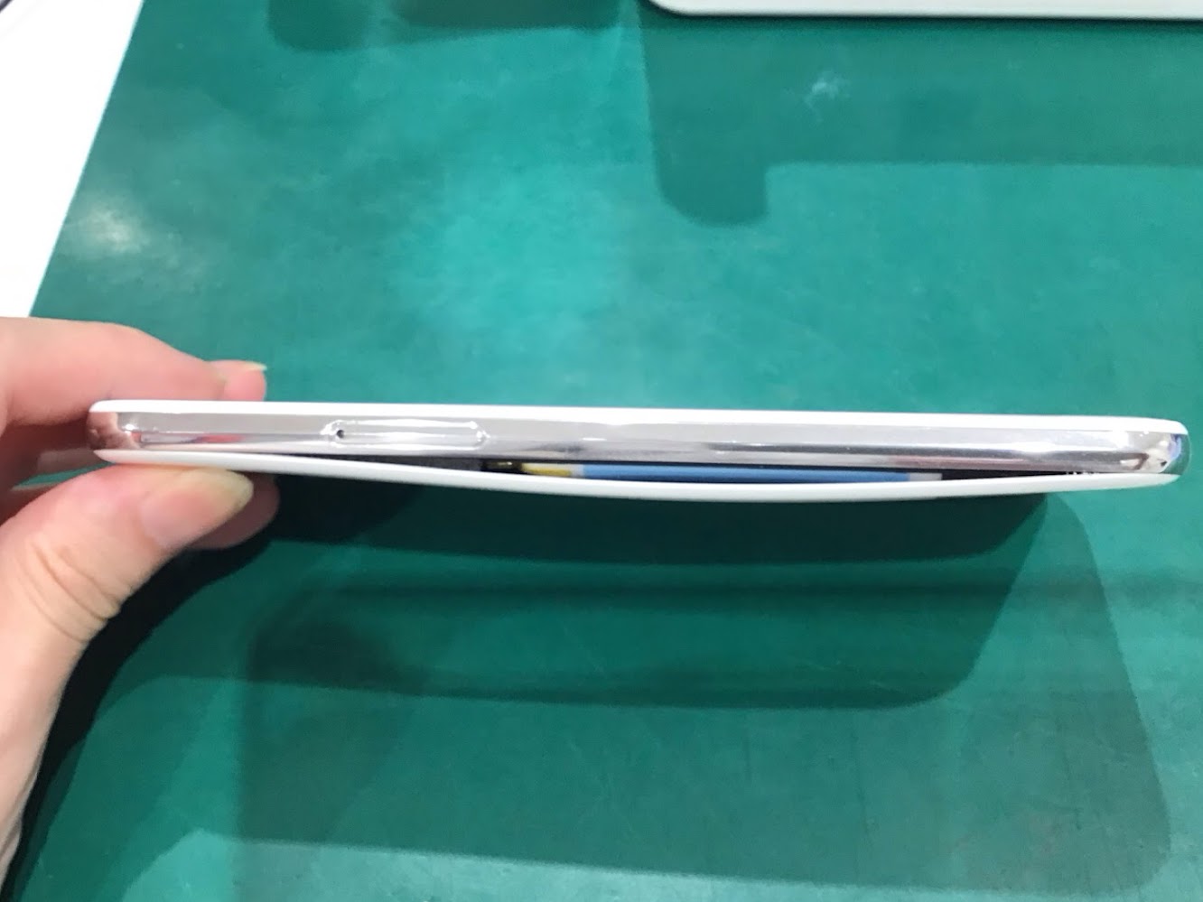 AQUOS Rnoバッテリー交換を行いました/スマホ修理工房マルイ錦糸町店