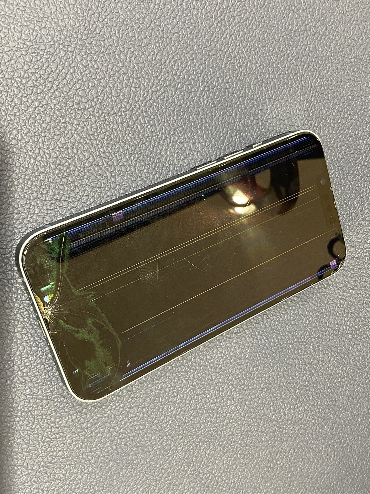 ガラス割れにより液晶を破損してしまったiPhone14（アイフォン）画面交換を承りました！！