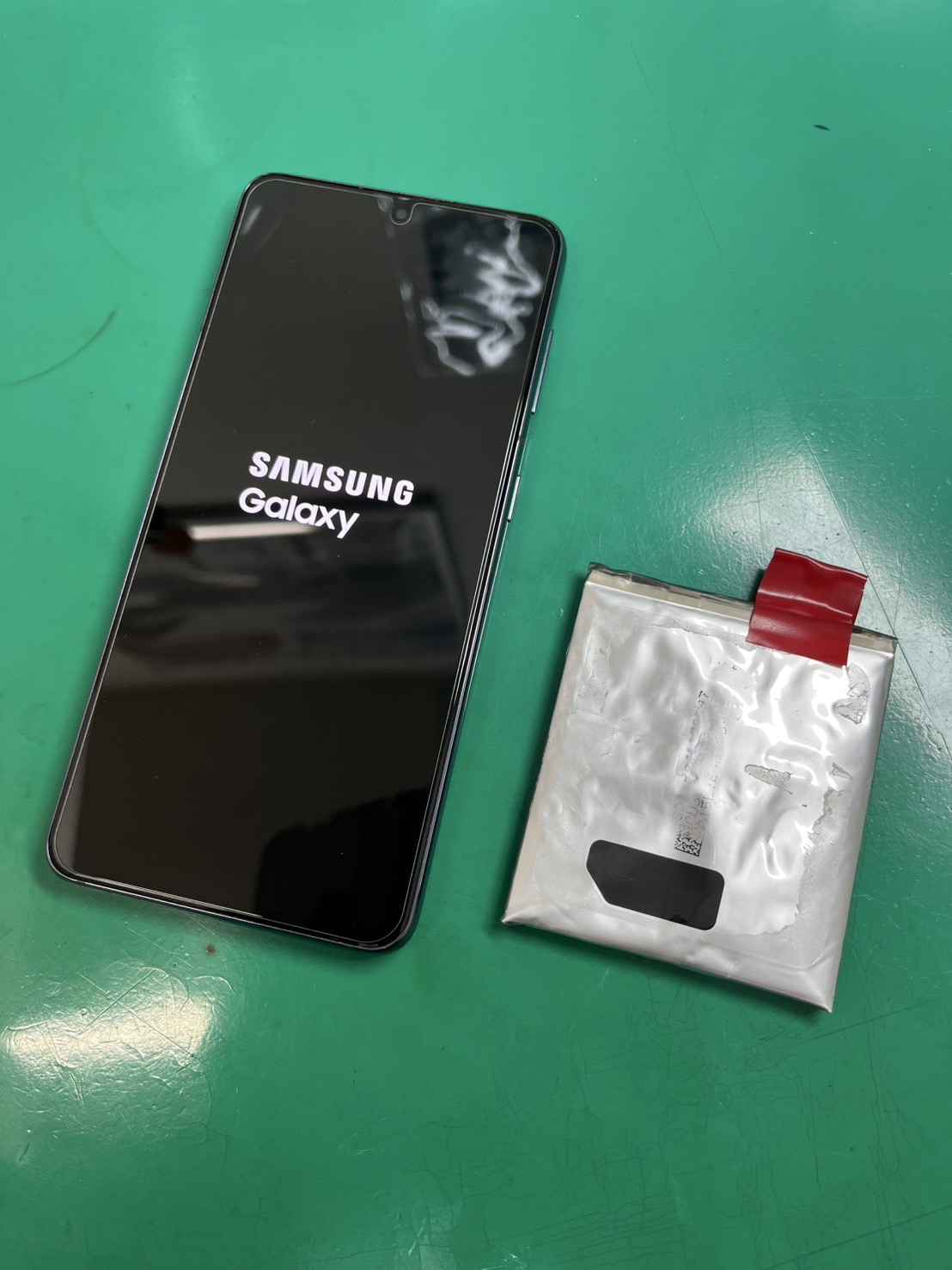 GalaxyS21(ギャラクシー)バッテリー膨張発生のため、バッテリー交換交換【スマホ修理工房大井町店】