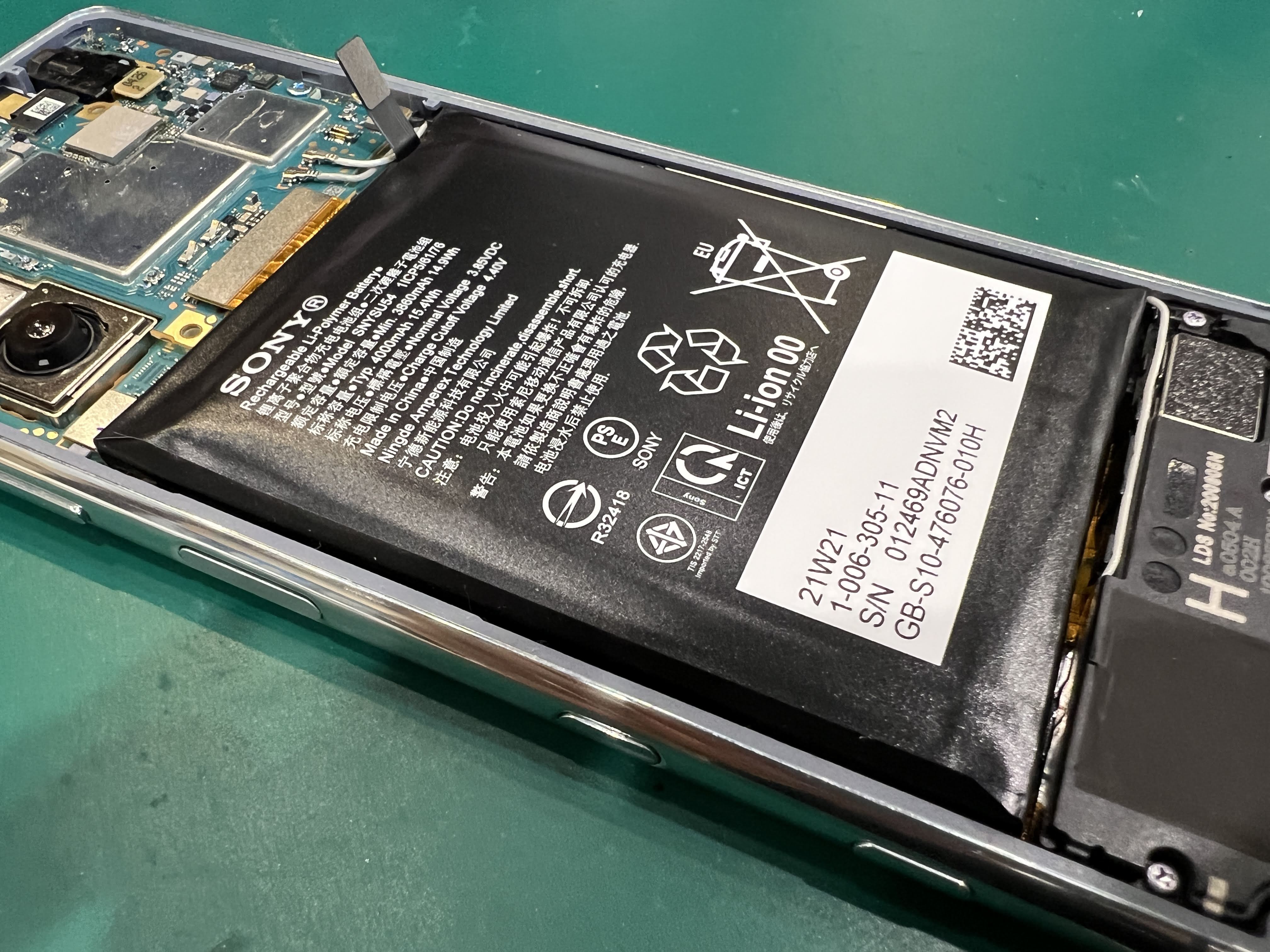 Xperia 5Ⅱ（エクスペリア5Ⅱ）のバッテリーが膨張して背面が浮いてしまったら当店にご相談を！