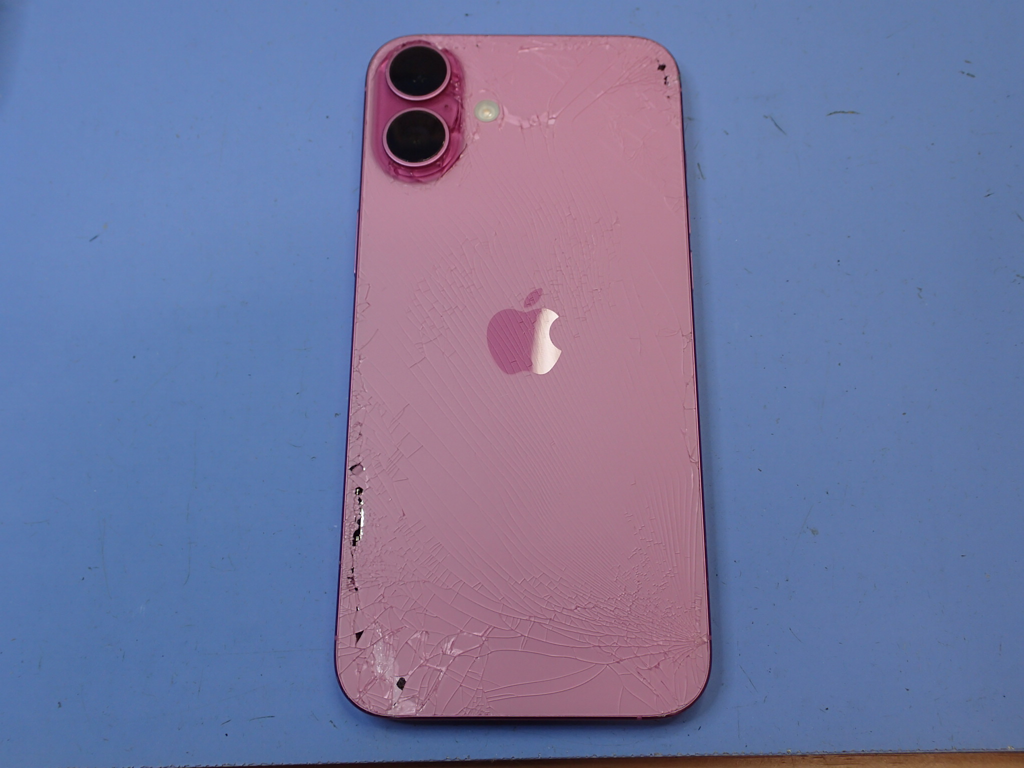 葛飾区よりiPhone16の背面割れ修理【スマホ修理工房フレスポ八潮店】