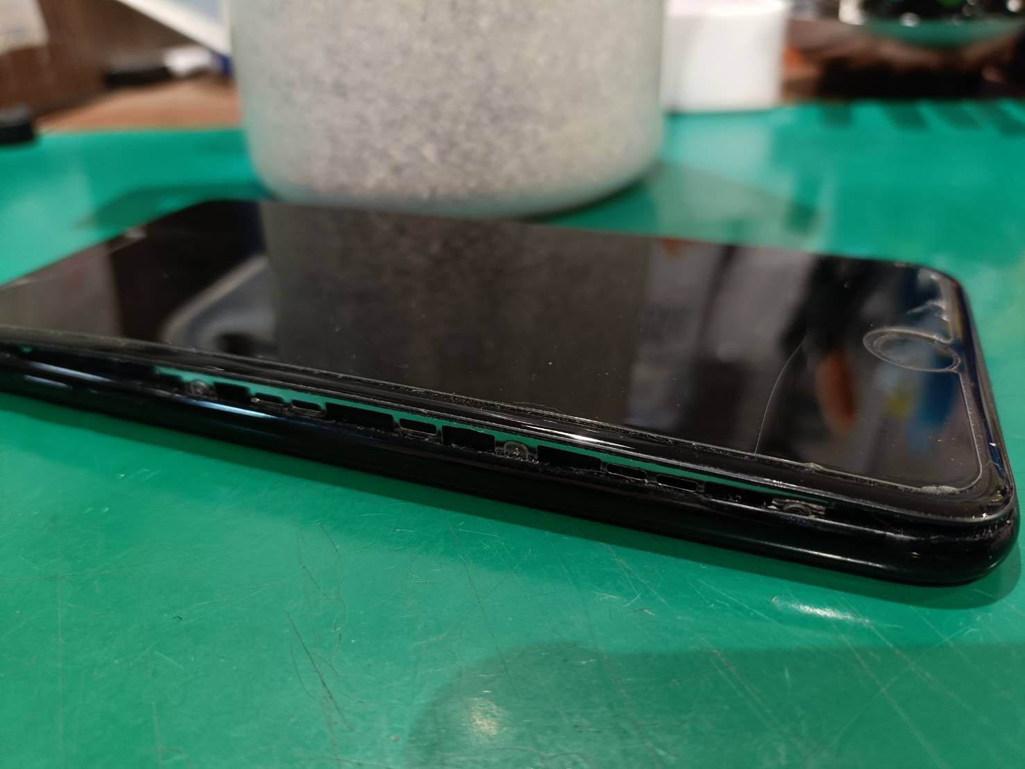 iPhone7plus バッテリー膨張で画面が・・