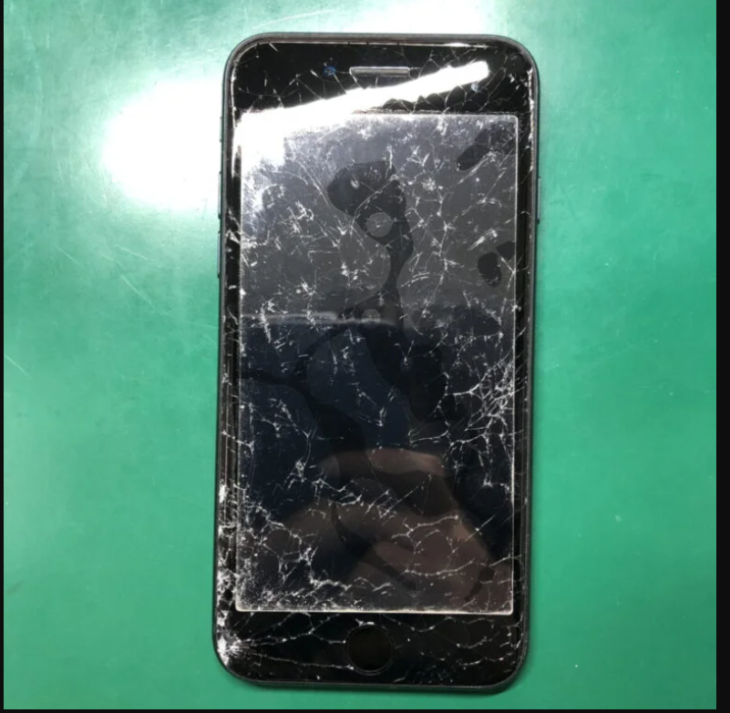 iPhoneSE3の 画面が割れて操作できないなど、お困りの際は当店にご相談下さい！【スマホ修理工房 上野店】
