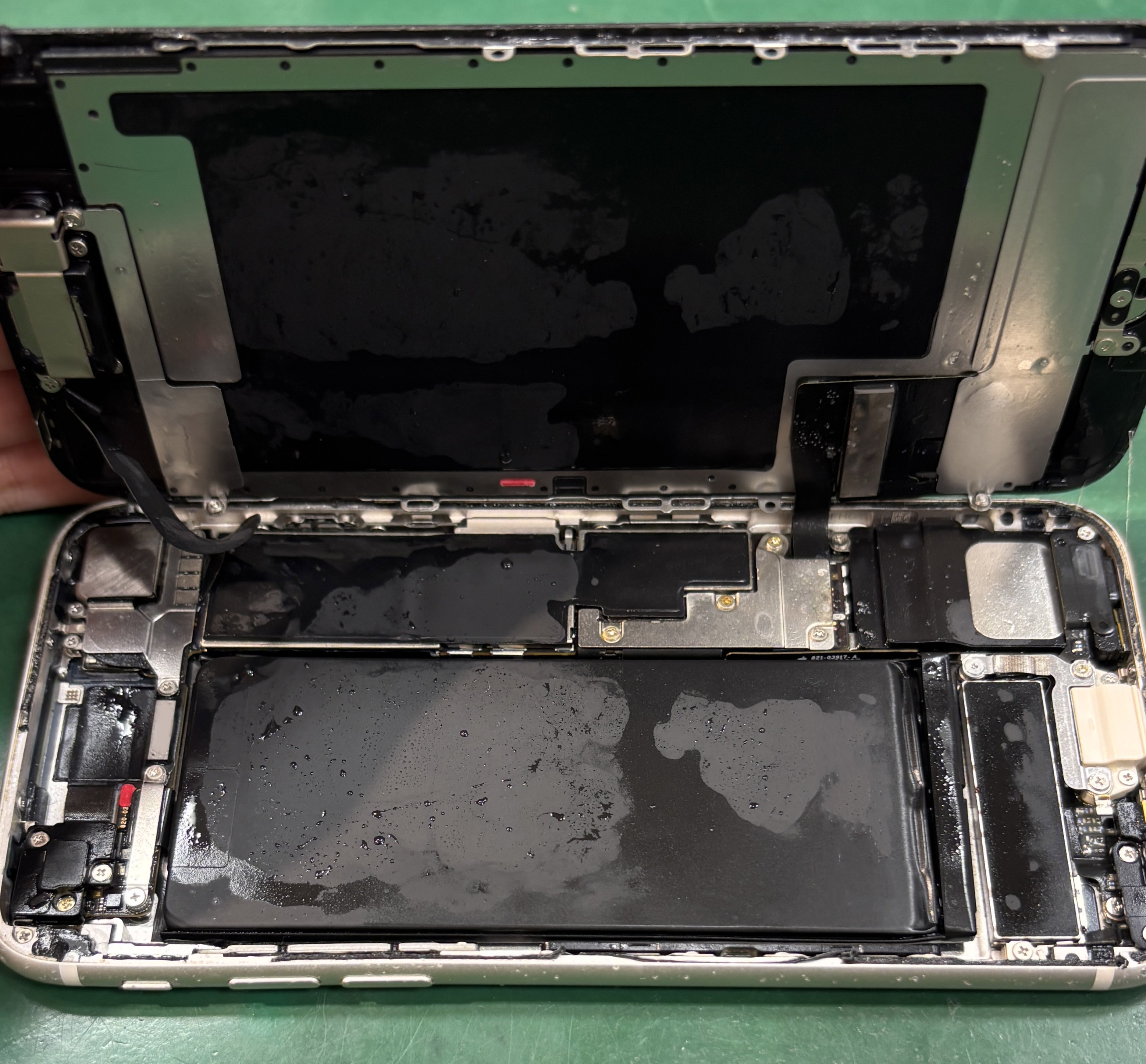 iPhoneXS、水道水で濡れてから起動しない😱💦