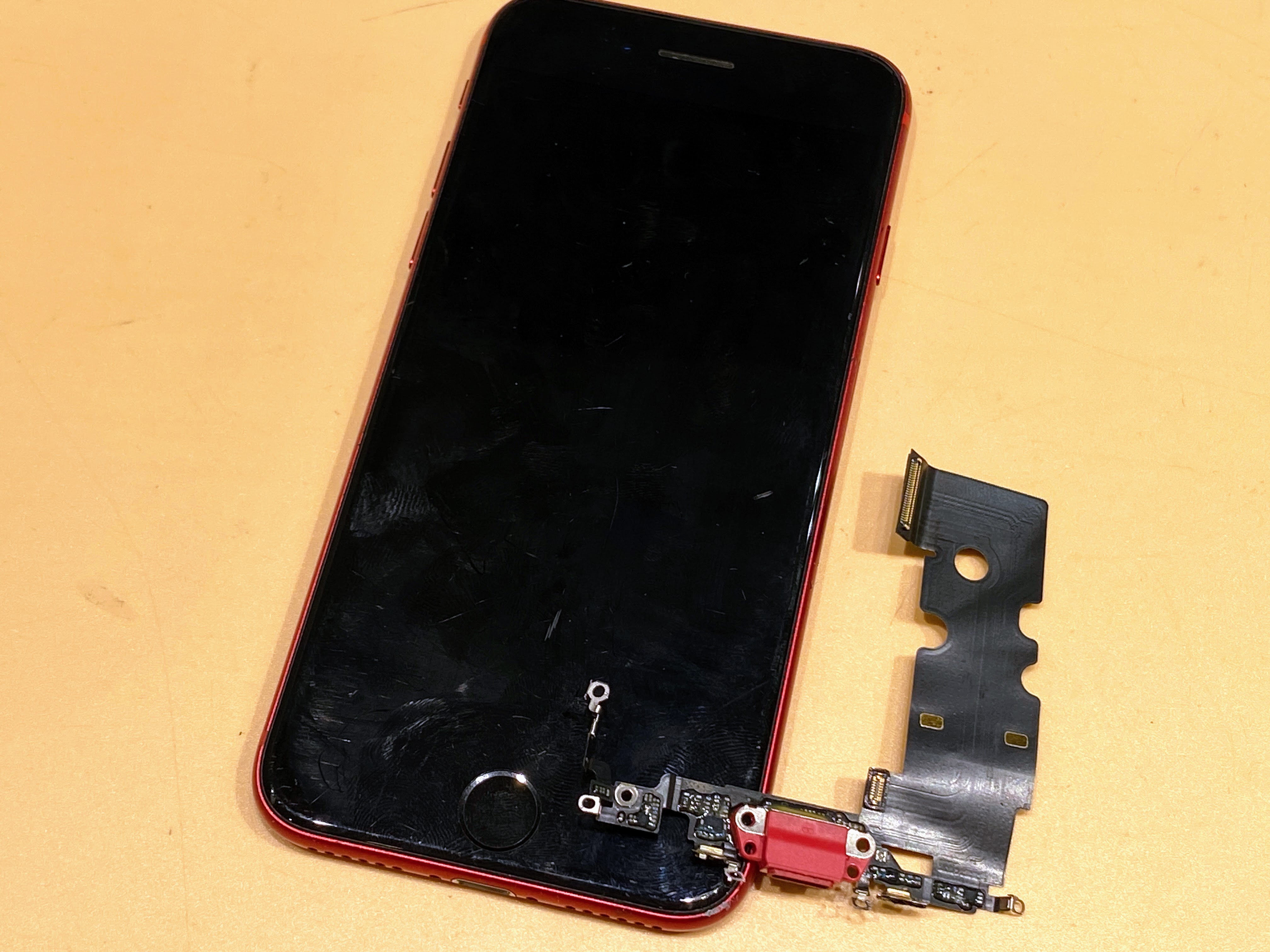 iPhoneSE2（アイフォン）充電コネクタ交換！90分で復旧し充電可能に【スマホ修理工房イオンモール松本店】
