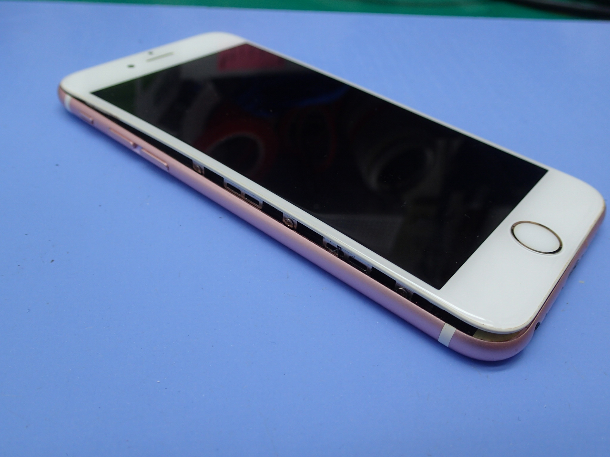 八潮市よりiPhoneの画面が浮いていると持ち込み【スマホ修理工房フレスポ八潮店】