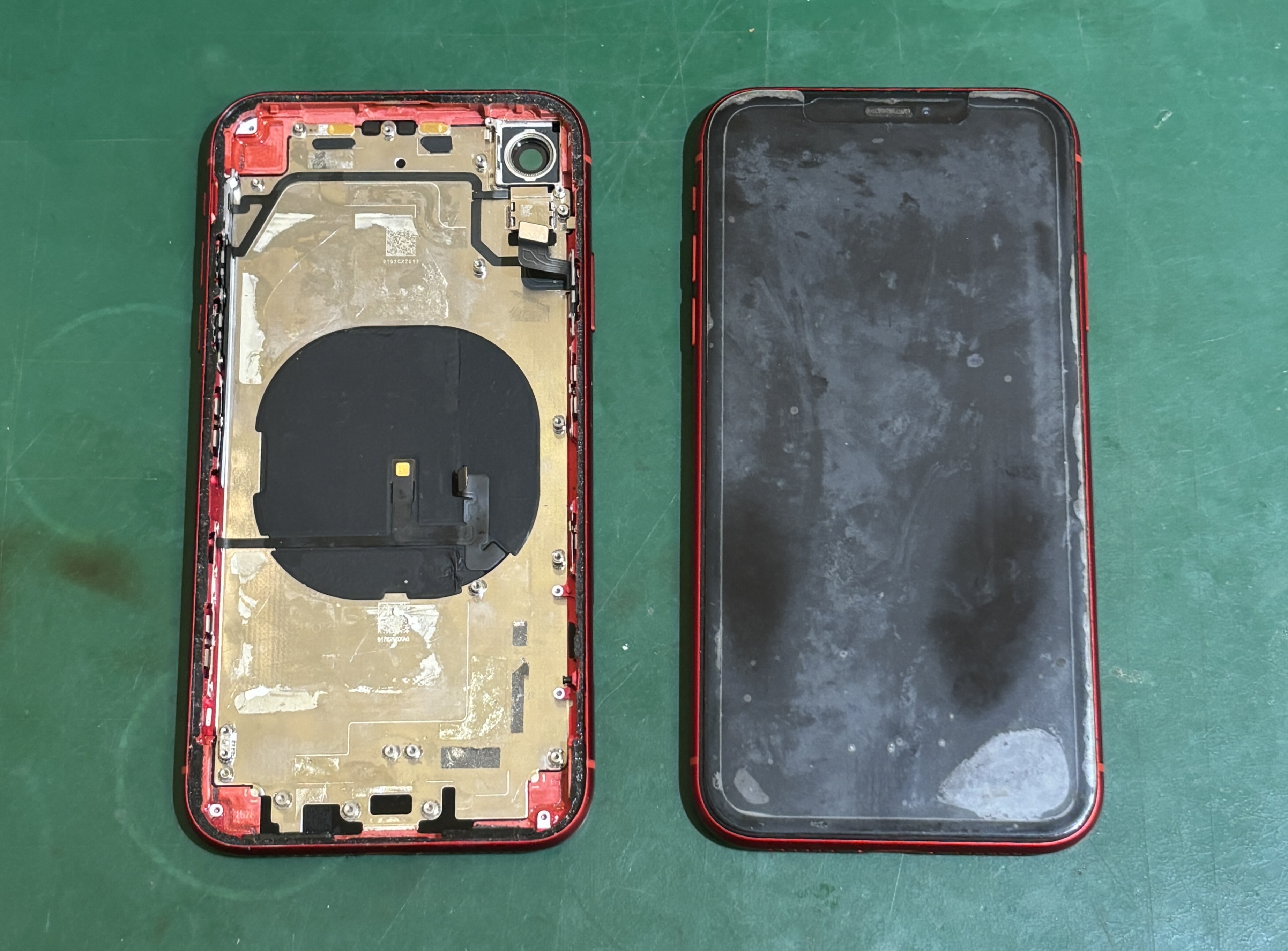 iPhoneXR、バックパネル割れ📱⚡️
