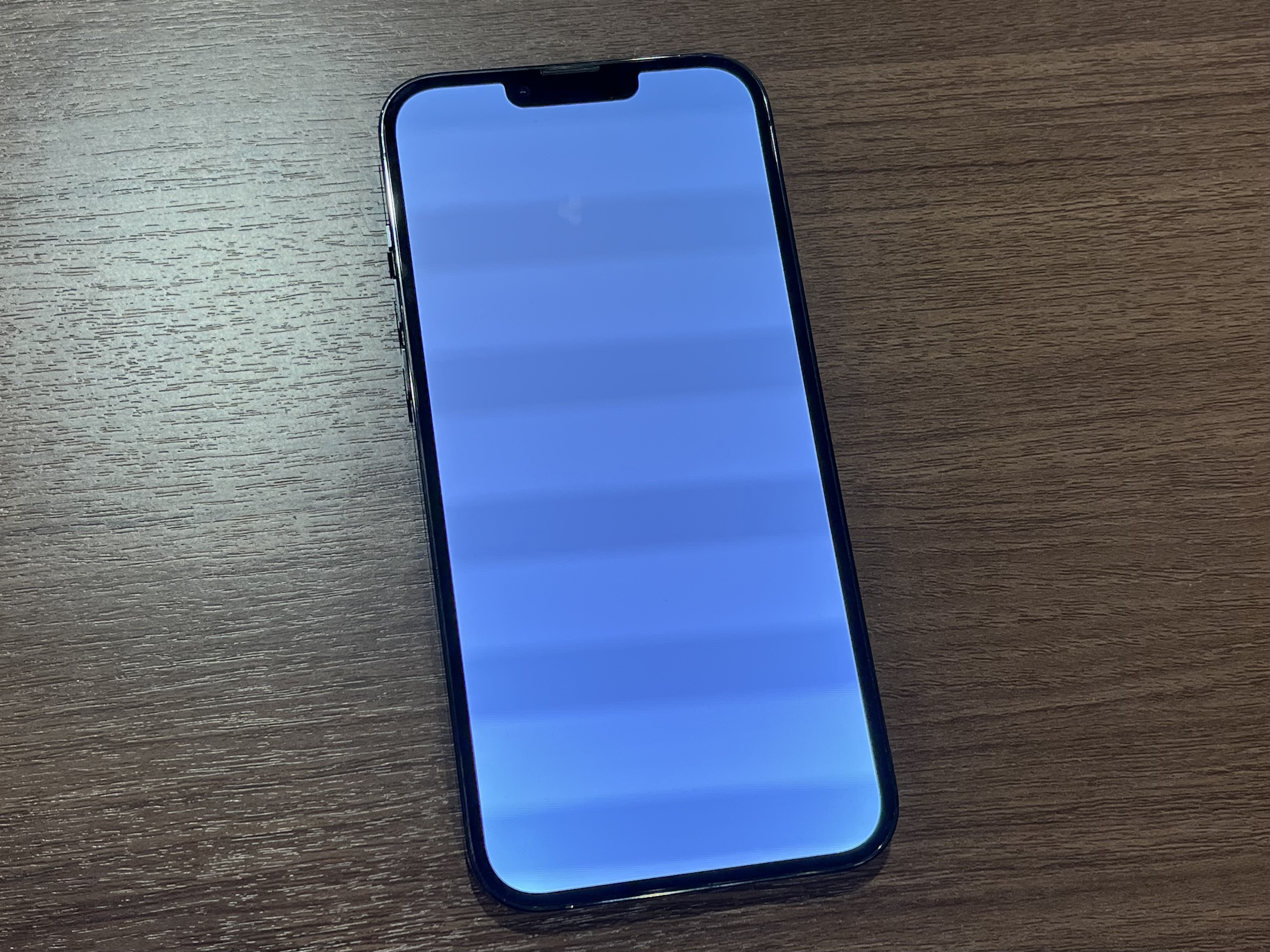 iPhone13ProMax（アイフォン）の画面が真っ白に！？スマホ修理工房渋谷店なら即日修理可能です！