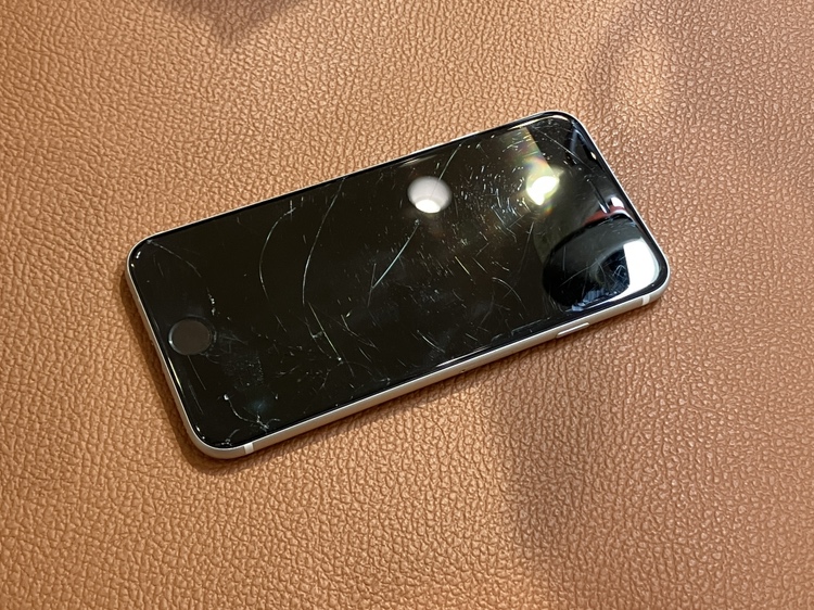 画面がバキバキに割れてしまったiPhoneSE2（アイフォン）の画面修理承りました！！