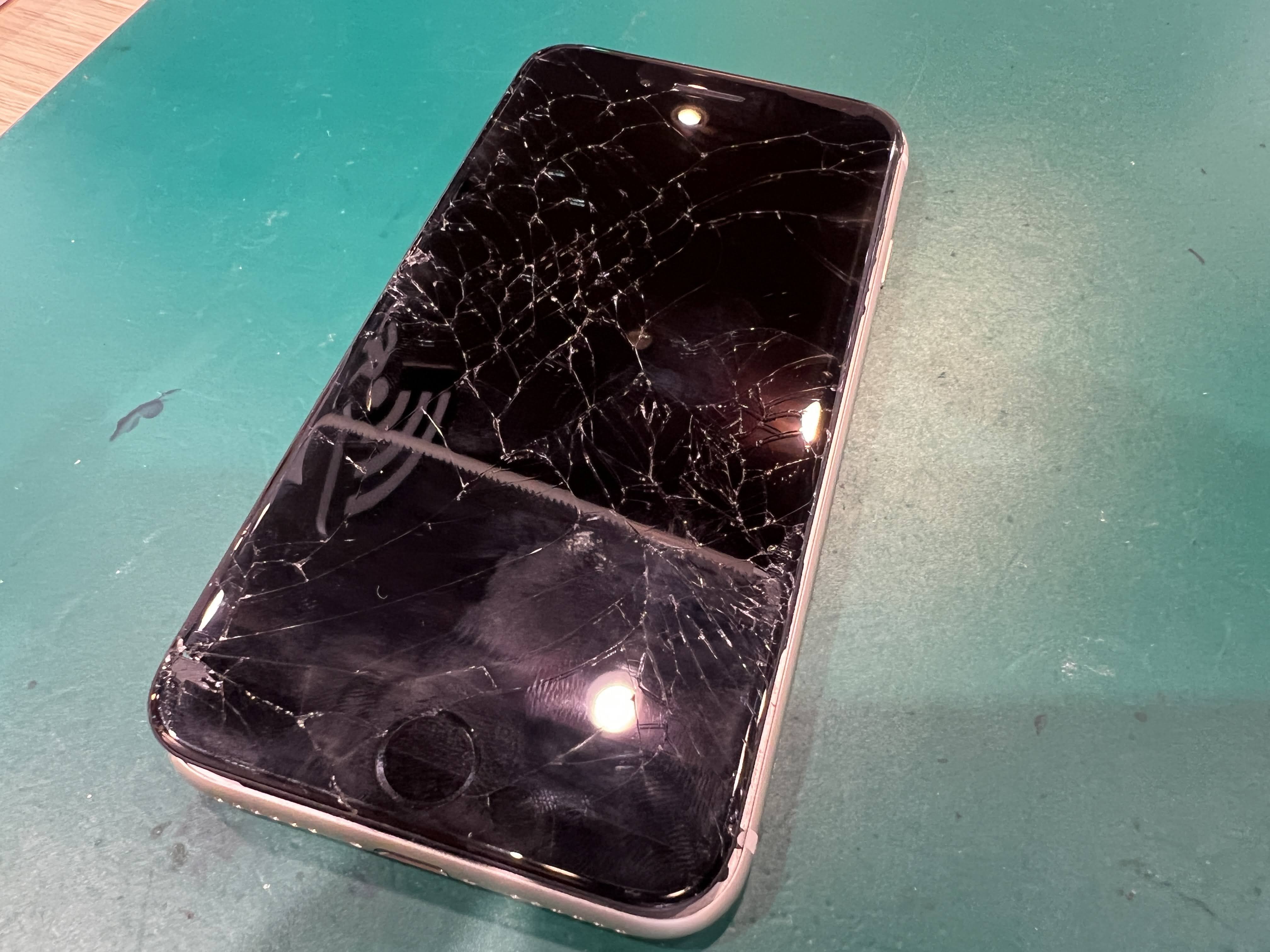 iPhoneSE3の画面がバキバキに！なるべく早い修理なら当店にお任せ下さい！