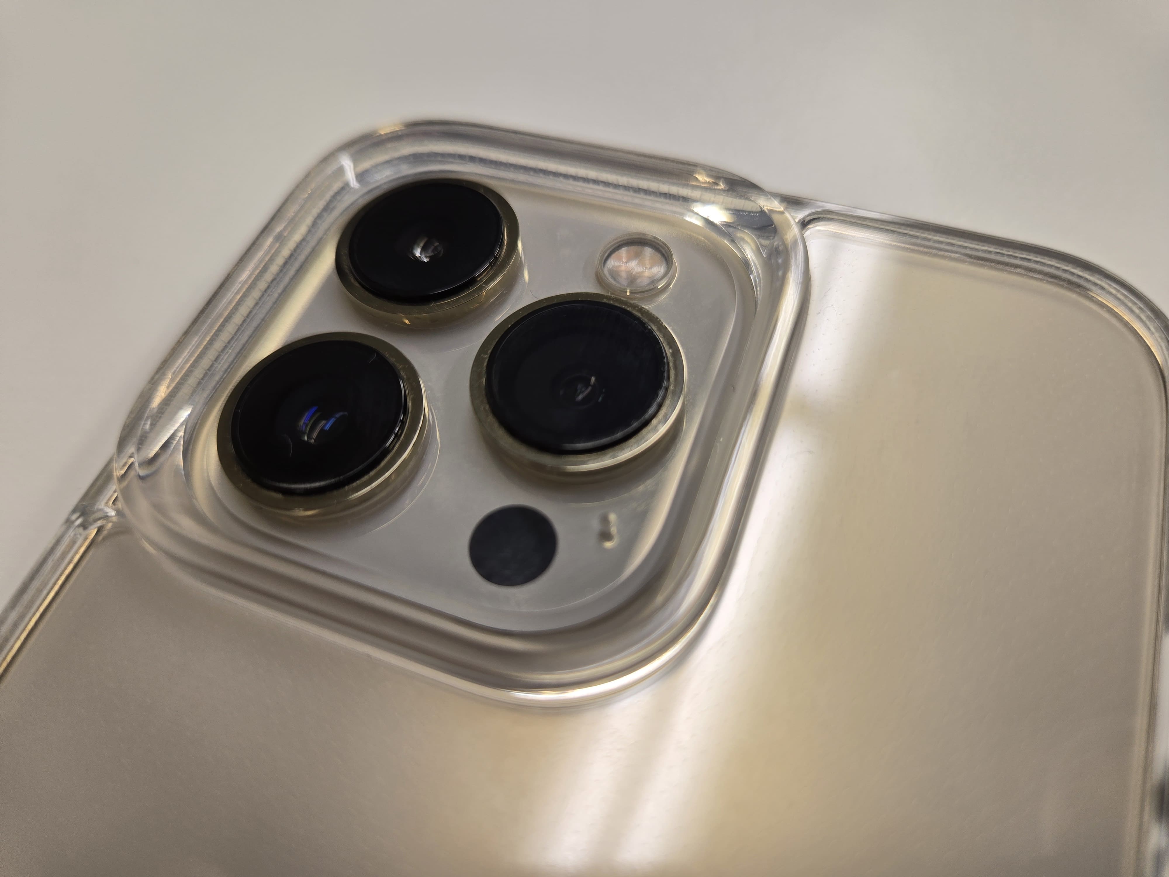 iPhone13Proのアウトカメラレンズが割れてしまった！レンズ交換で改善！