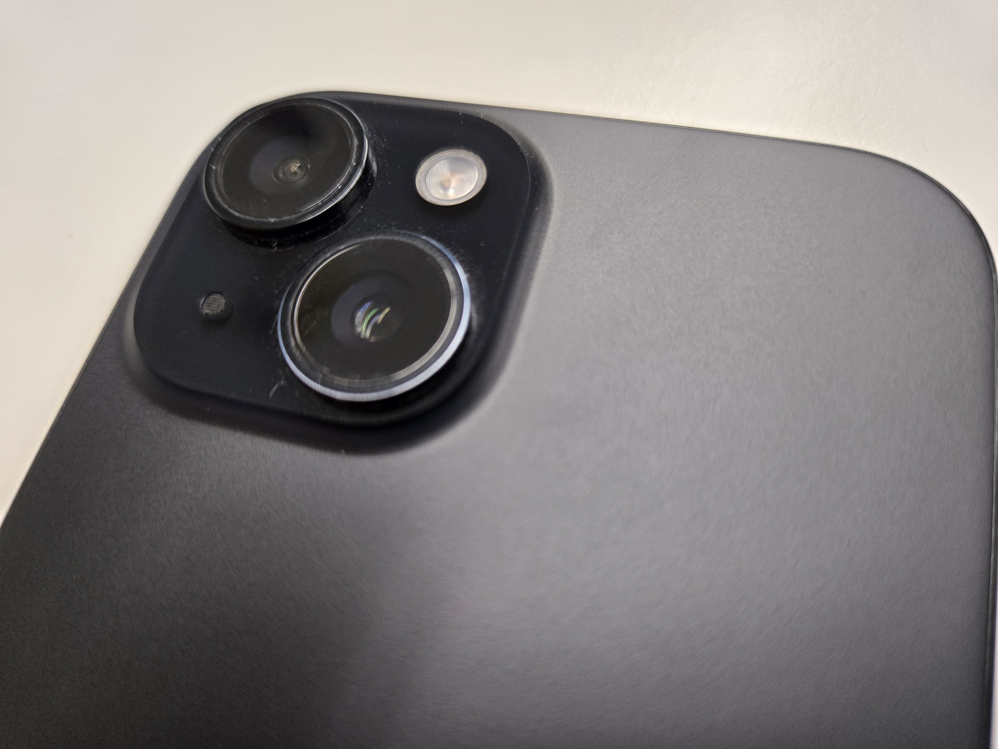 iPhone15のアウトカメラレンズが割れてしまった！即日修理なら当店にお任せください！