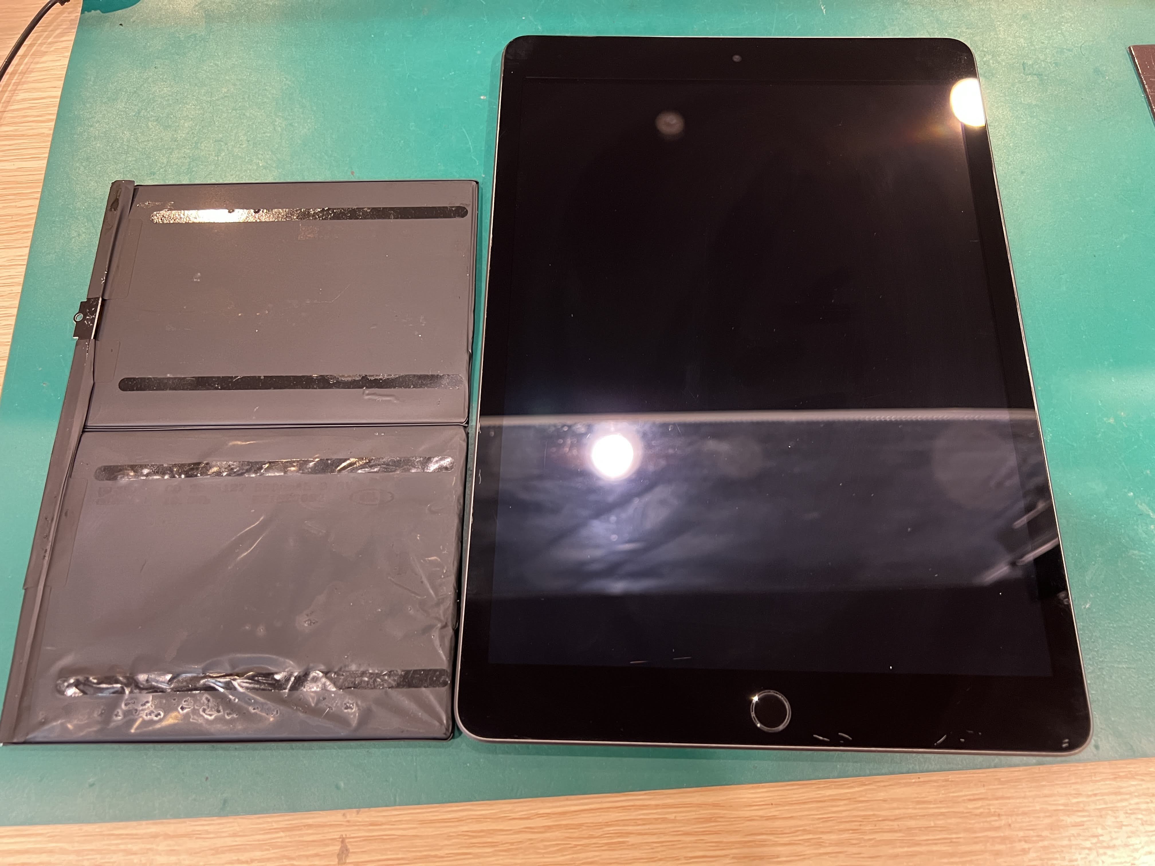 iPad9の膨張バッテリー交換で画面浮きも解消！安全に快適な使用へ【スマホ修理工房ペリエ千葉店】