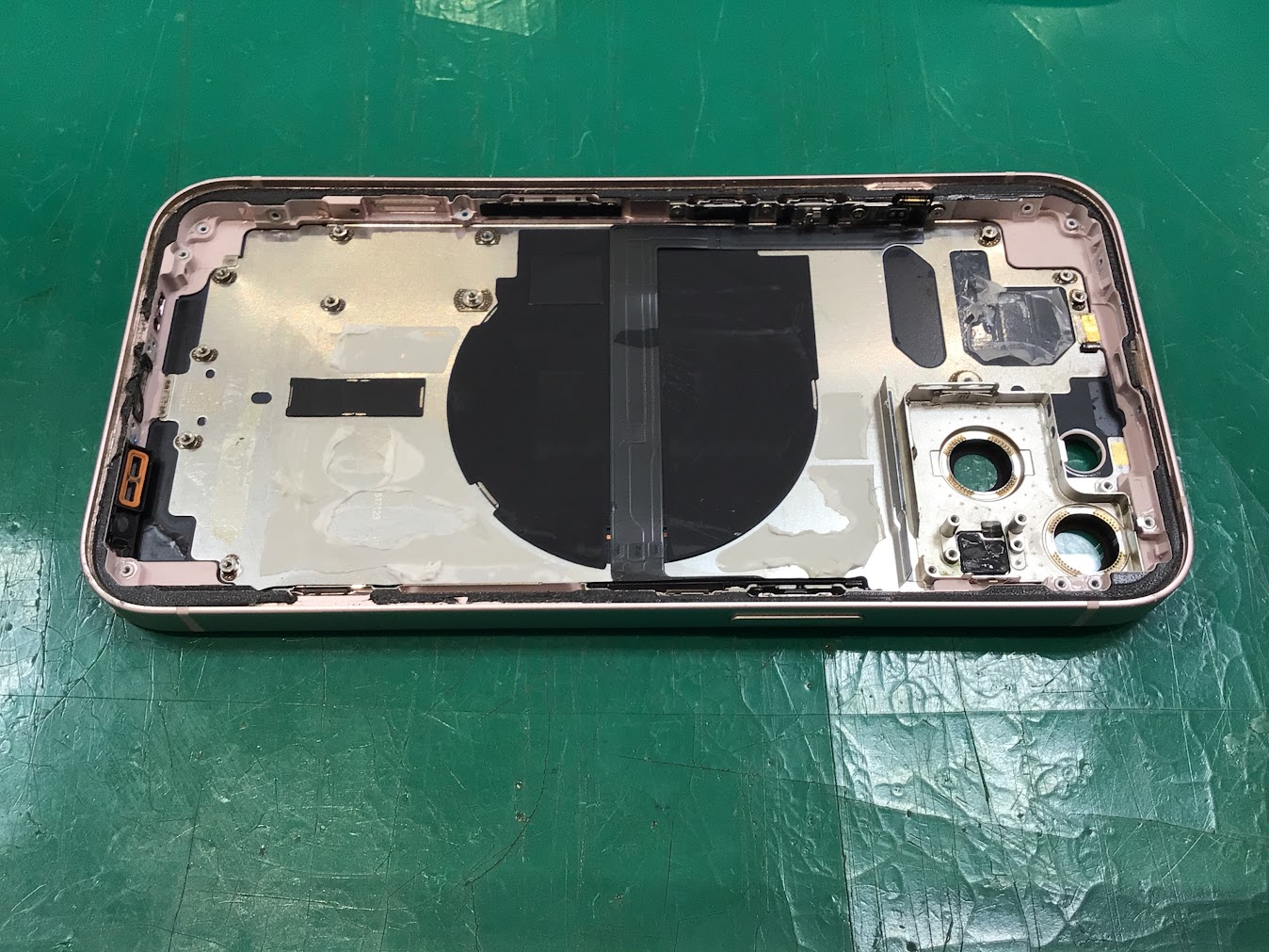 iPhone13の内部パーツ交換は、データそのまま・即日修理のスマホ修理工房町田モディ店へ！