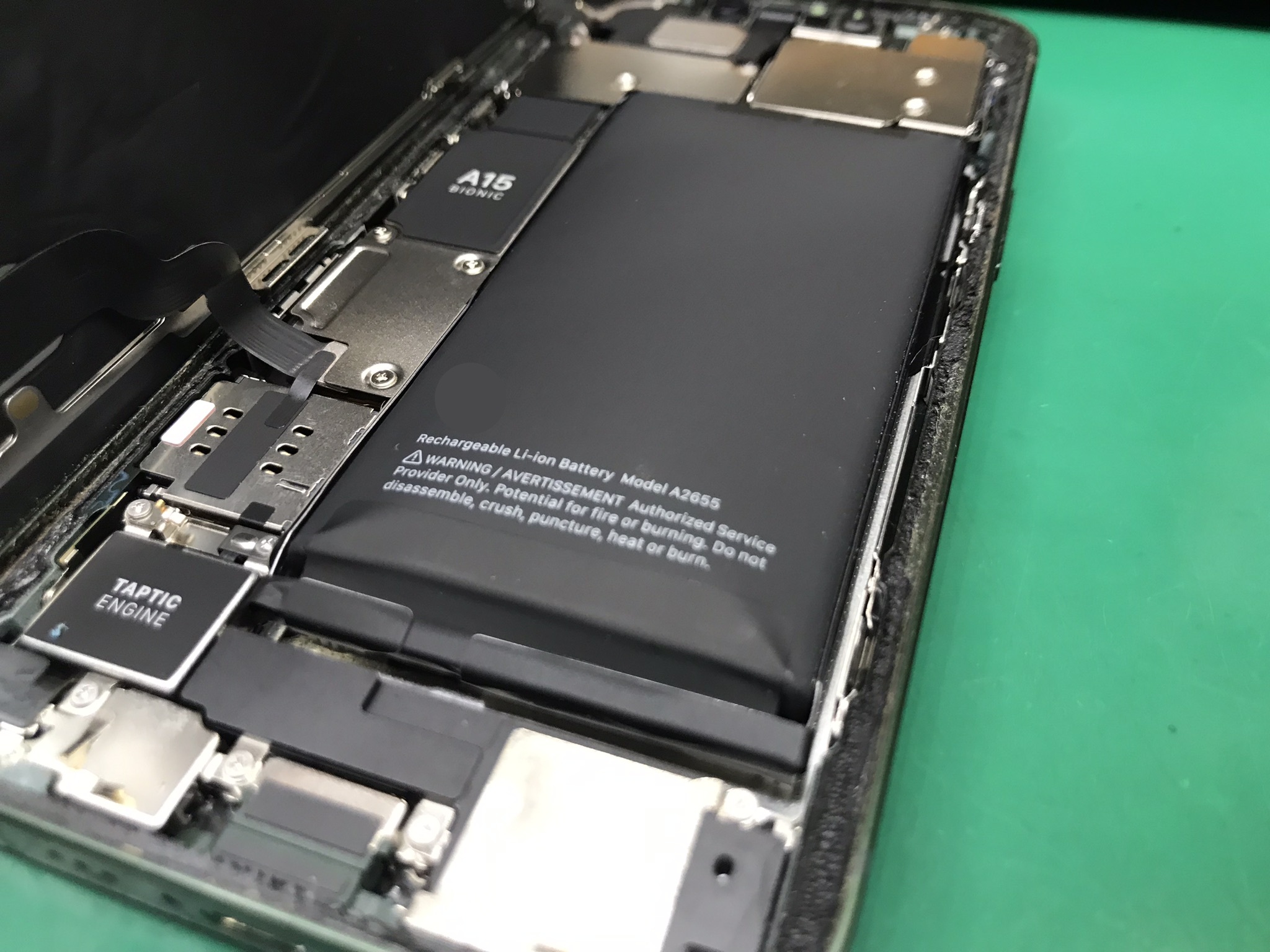 バッテリーが膨張してしまったiPhone 15（アイフォンフィフティーン）の修理はスマホ修理工房蕨店へ