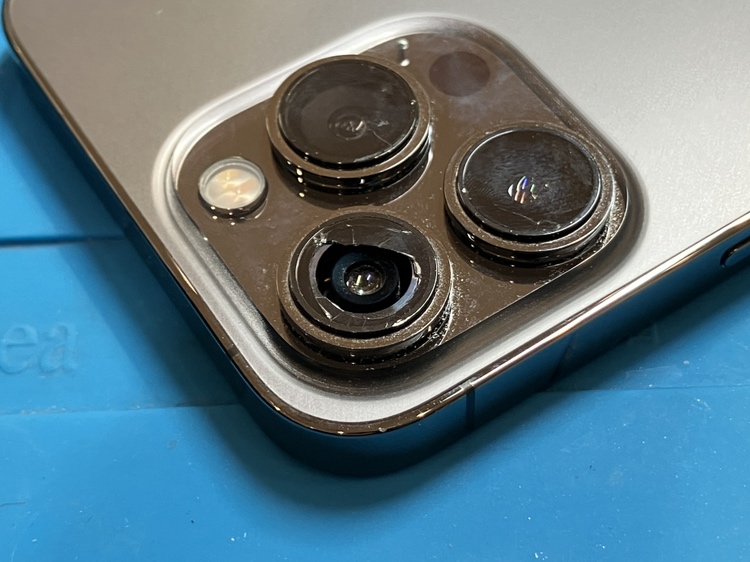 カメラのレンズが割れてしまったiPhone13Proの修理を承りました