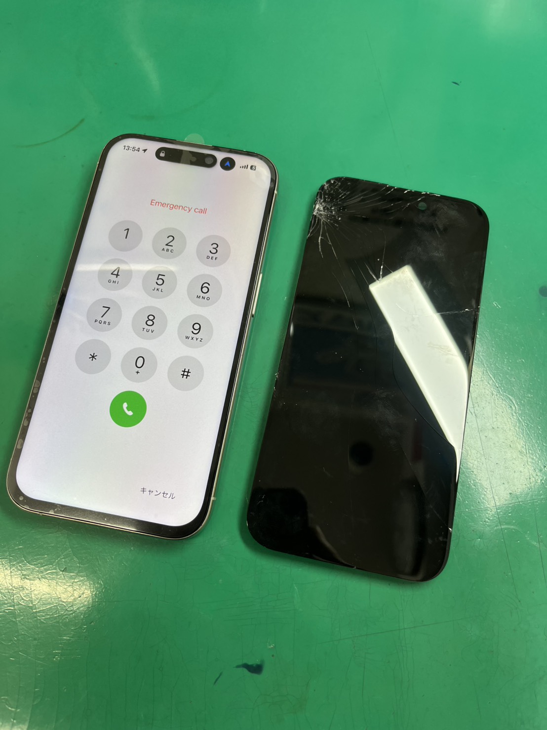 画面割れと表示不良が発生。iPhone15Pro(アイフォン)画面交換【スマホ修理工房大井町店】
