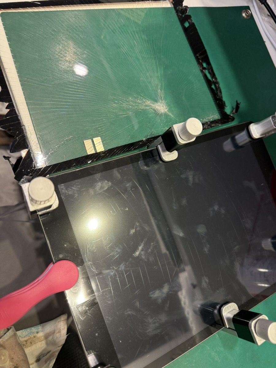 バキバキに割れたiPadの画面交換