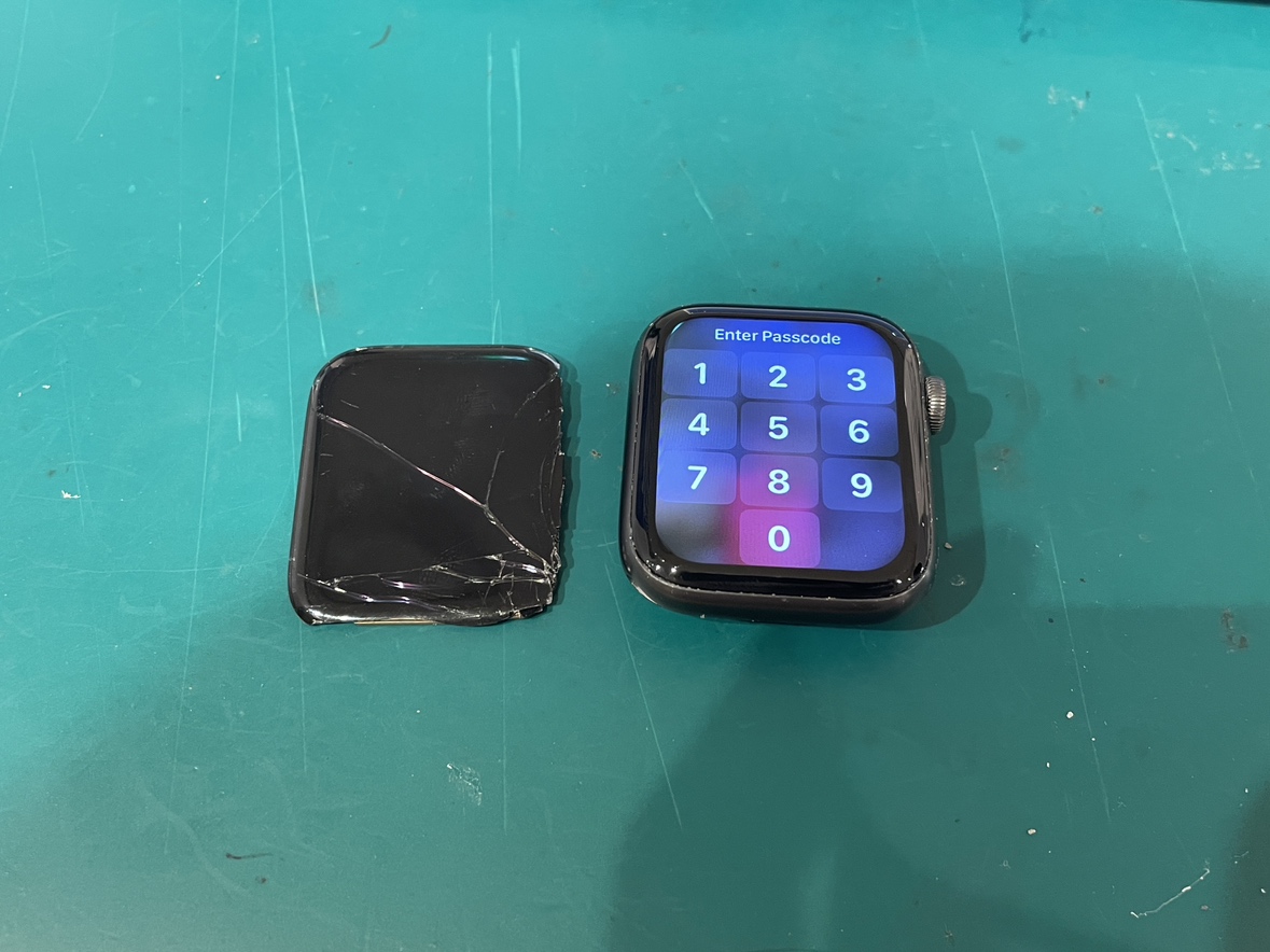 Apple Watch Series 6（44mm）の割れた画面と修理後の綺麗な状態を比較したビフォーアフター写真｜スマホ修理工房 新宿PePe店