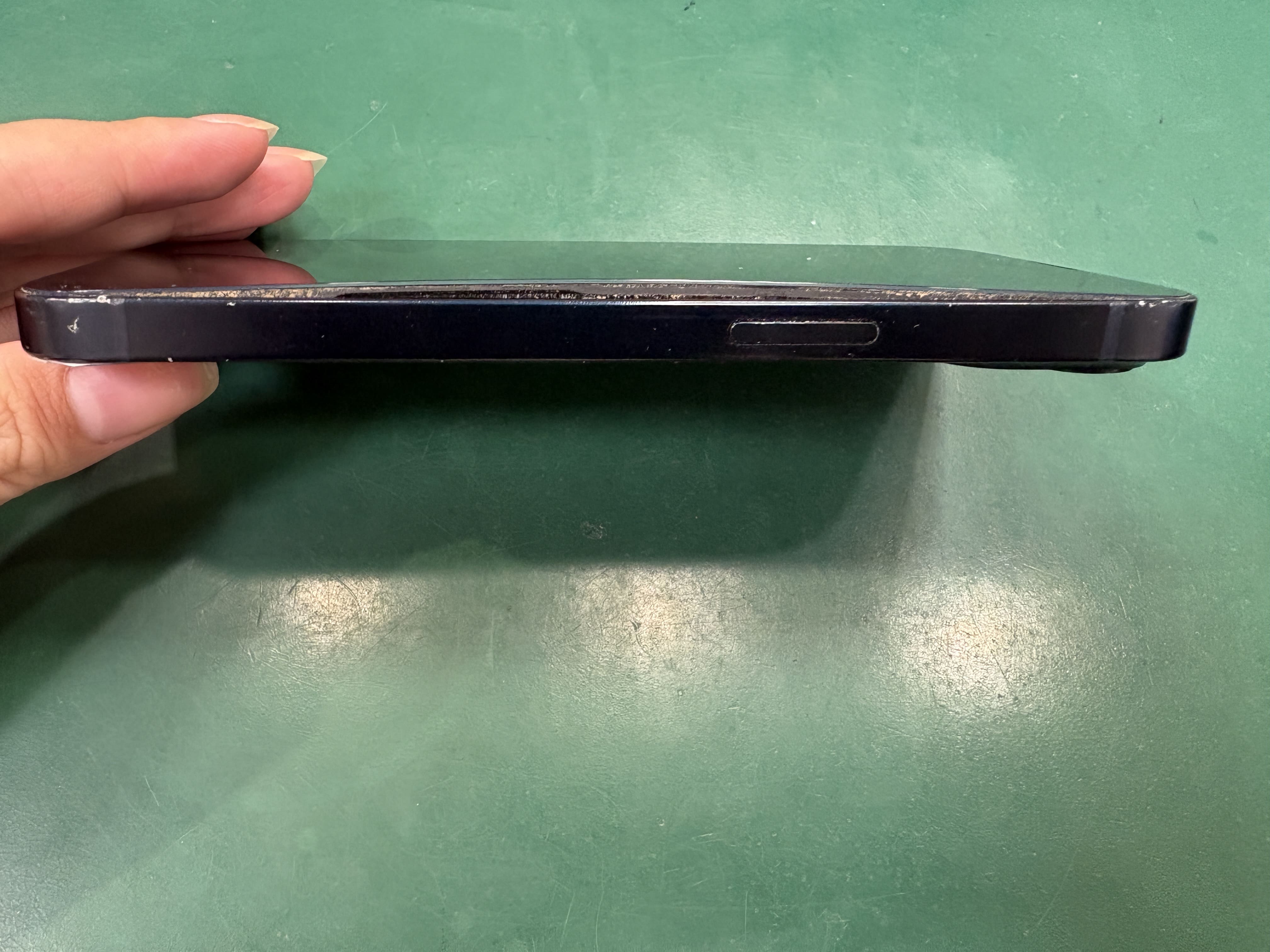 iPhone13 普通に使っていたら、画面が浮いてきた、、💦