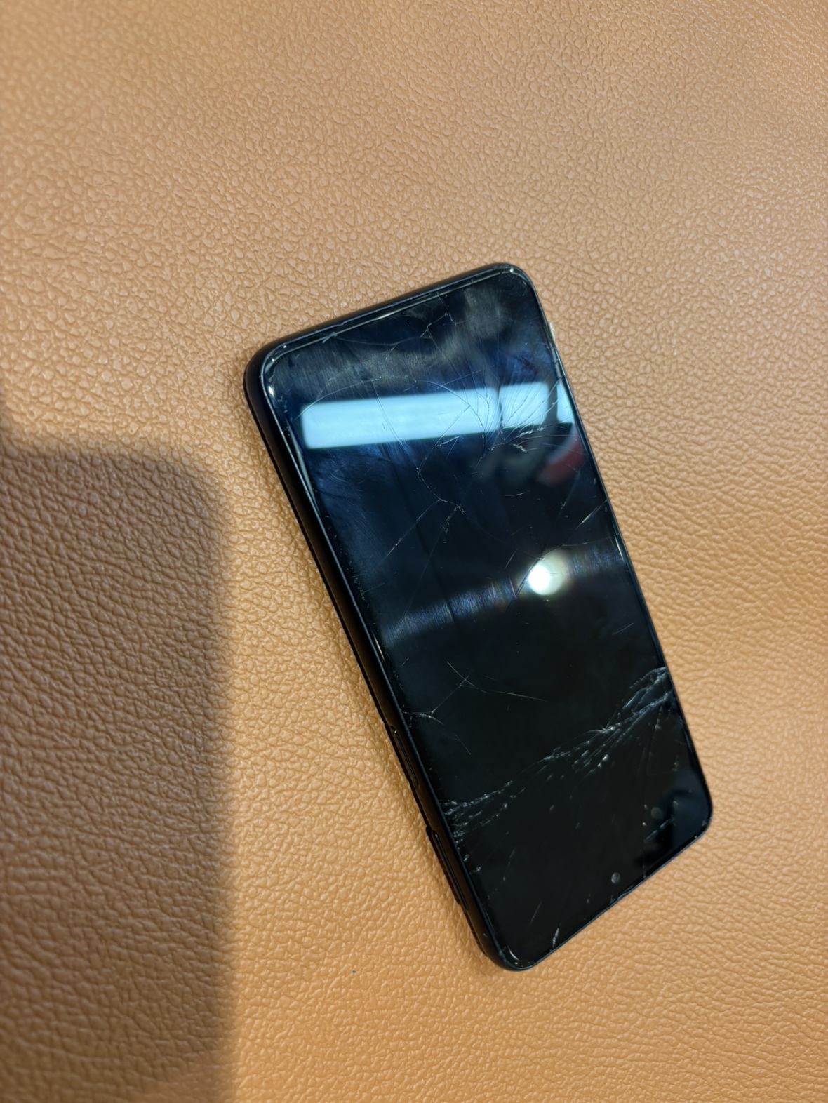 画面割れしているGalaxyA23（ギャラクシー）画面修理承りました！！