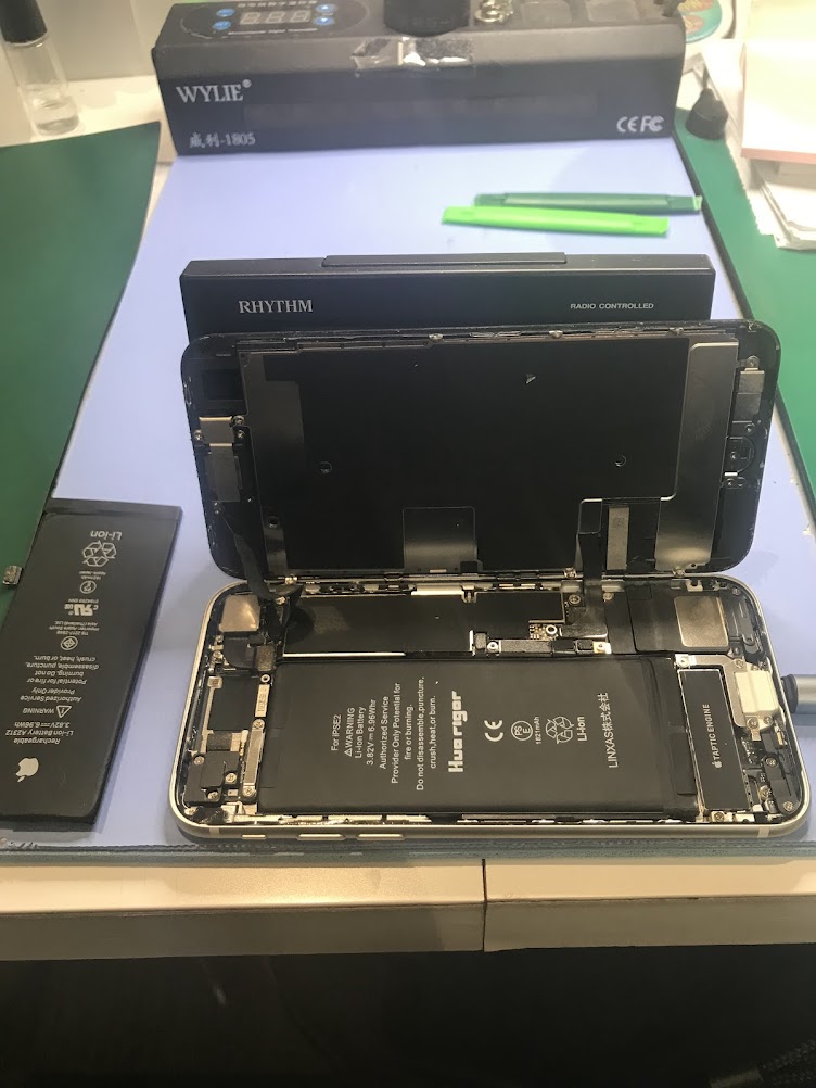 iPhoneSE2のバッテリー交換ならデータそのまま・最短即日修理のスマホ修理工房ラザウォーク甲斐双葉店へ！