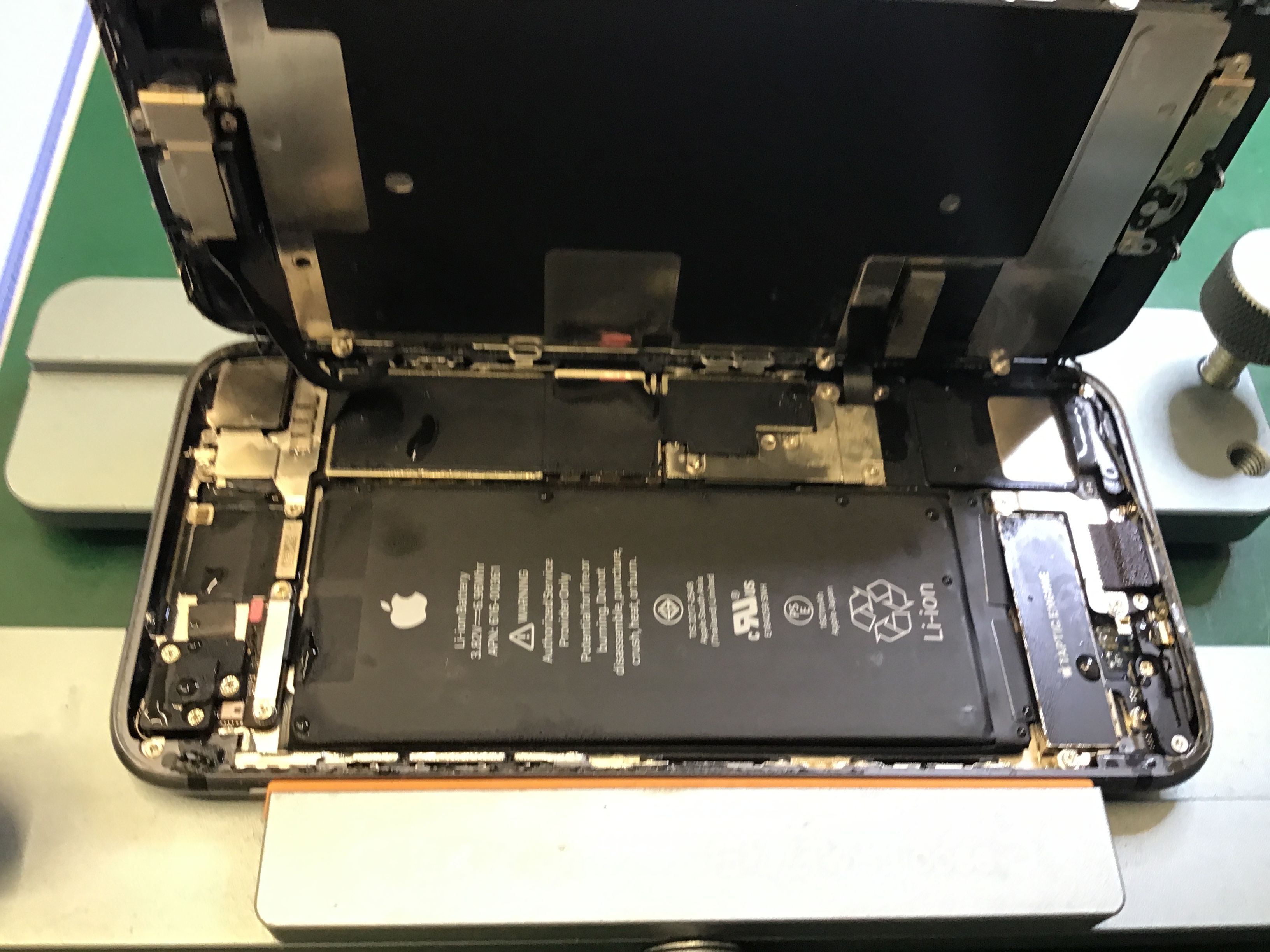iPhone8修理　データをそのまま・最短即日修理のスマホ修理工房八王子オクトーレ店にご相談ください！