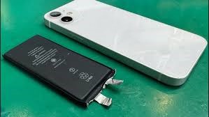 iPhone 12mini（アイフォン）のバッテリー交換はスマホ修理工房イオンモール福岡店で即日修理可能です！