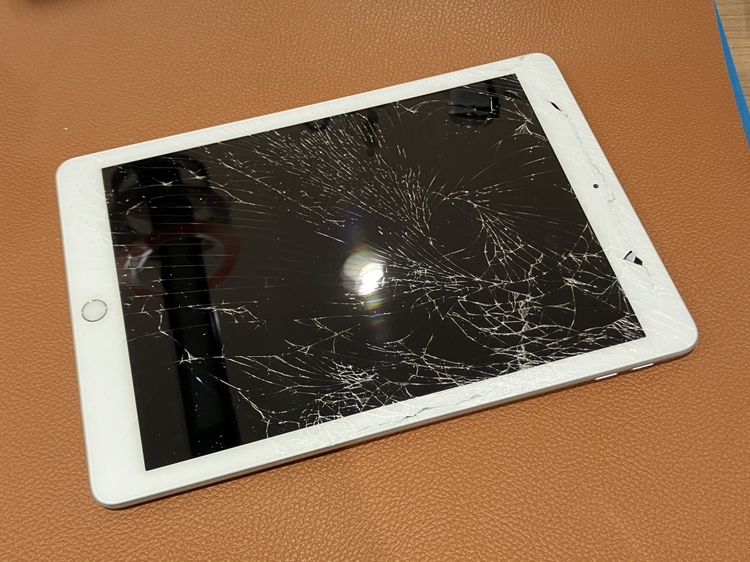 画面が割れてしまったiPad6の画面修理を承りました