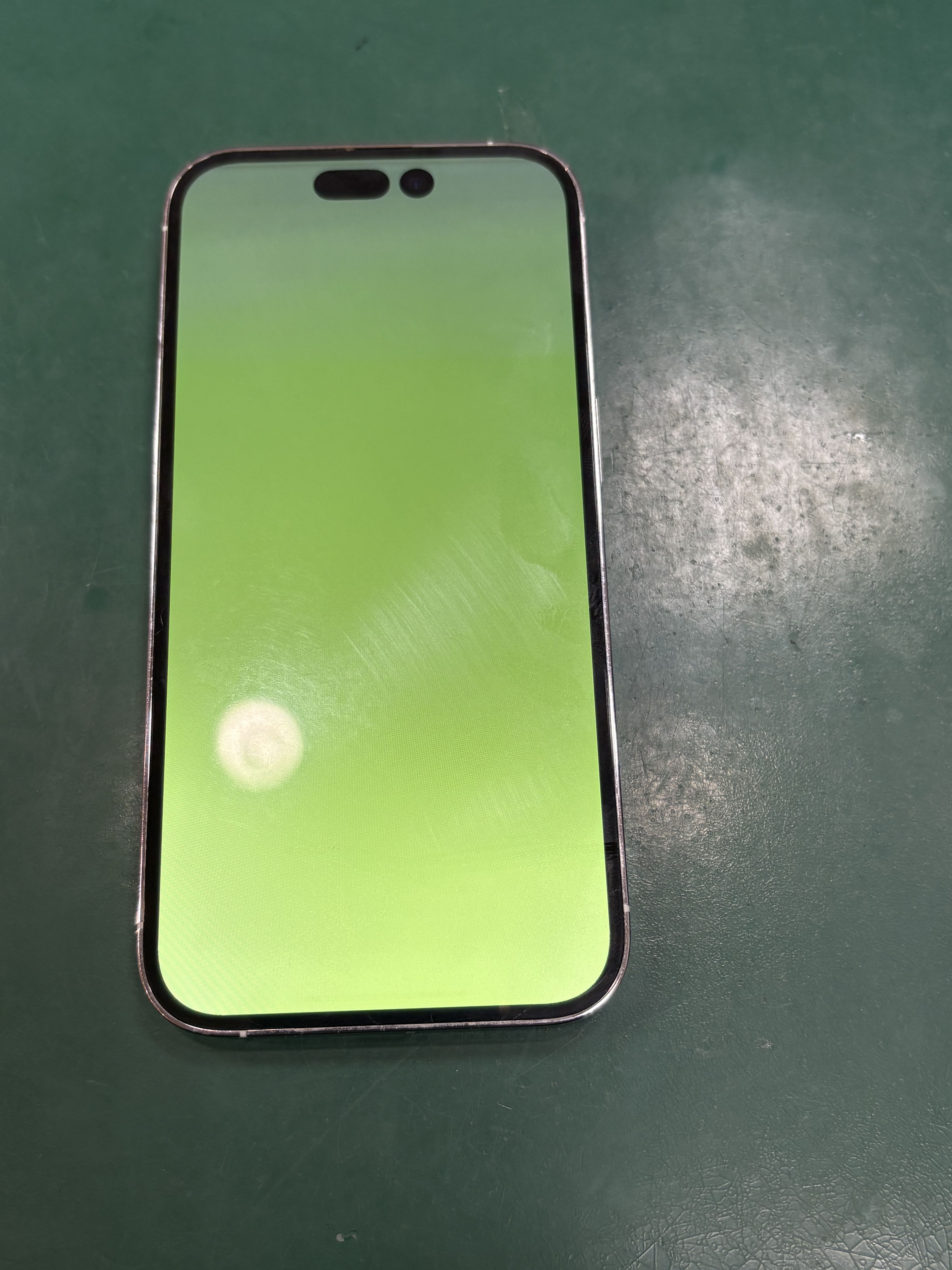 iPhone14Pro 気づいたら、画面が緑色になった😰