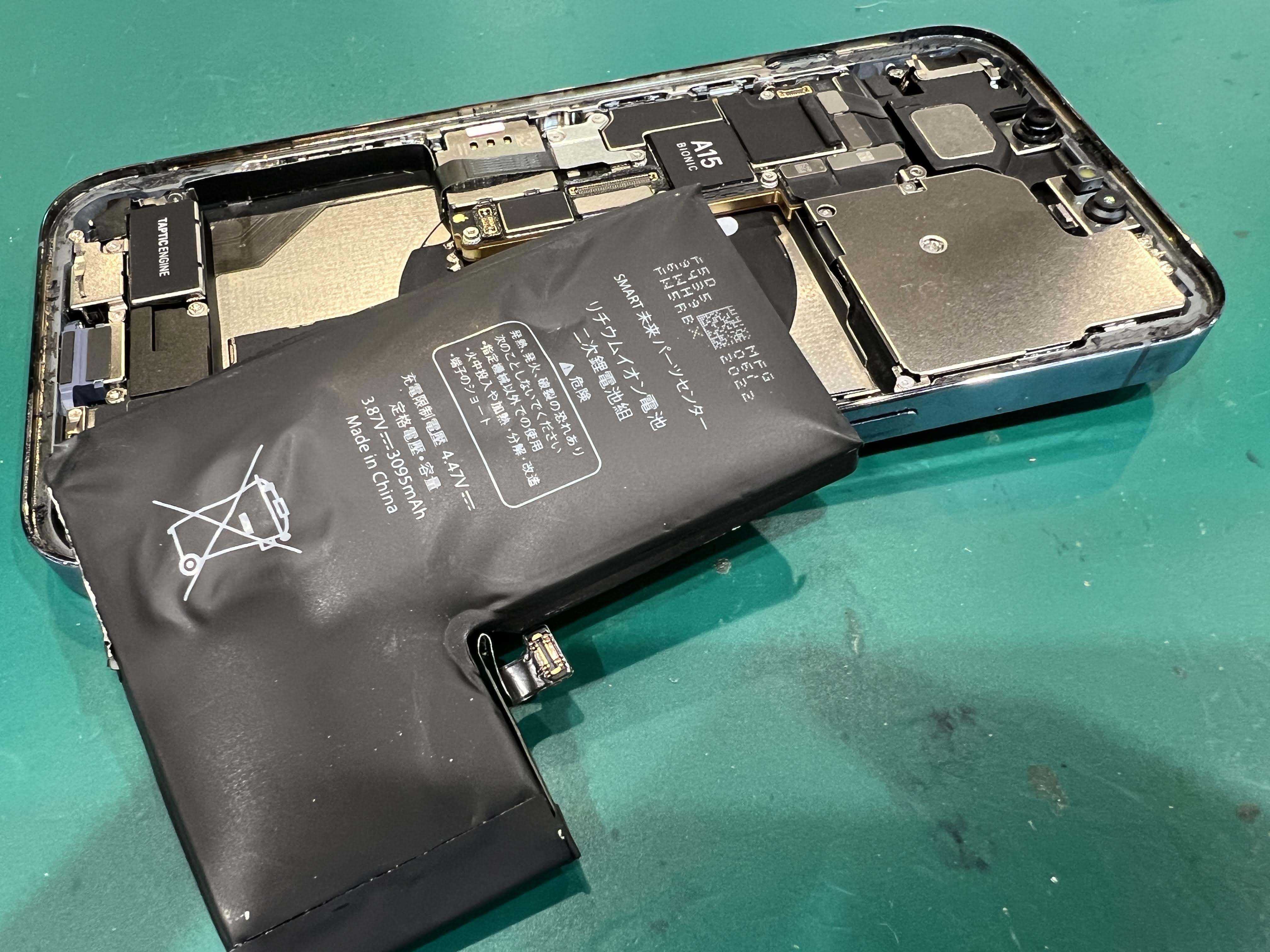 iPhone13pro（アイフォン）バッテリー膨張修理！データそのまま安心交換【スマホ修理工房ペリエ千葉店】