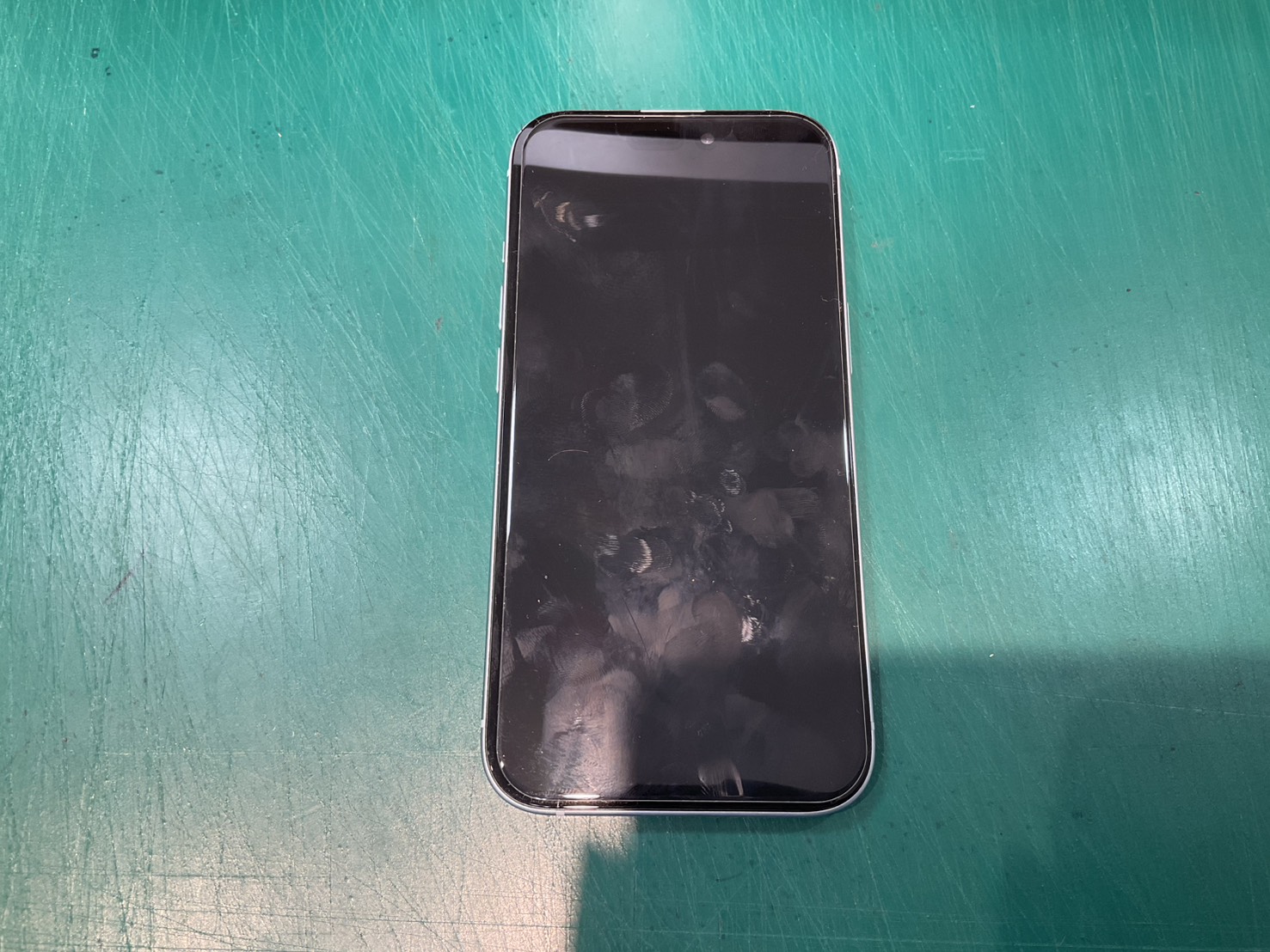 iPhone15 (アイフォン）　液晶表示が全くできない状態に・・　液晶パネル交換修理　スマホ修理工房浦和パルコ店