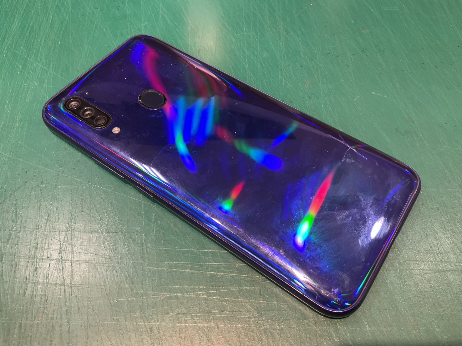 Libero 5G (リベロ）バッテリー膨張で背面に亀裂が！バッテリー交換修理　スマホ修理工房浦和パルコ店