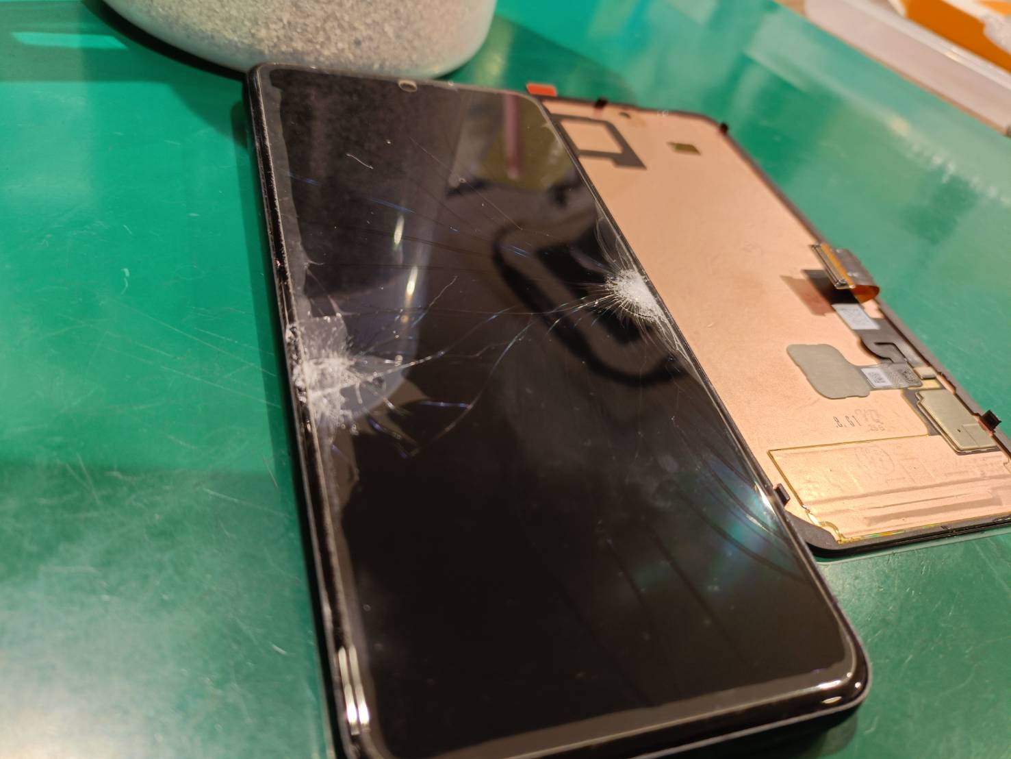 Pixel8 画面割れ、液晶漏れの修理
